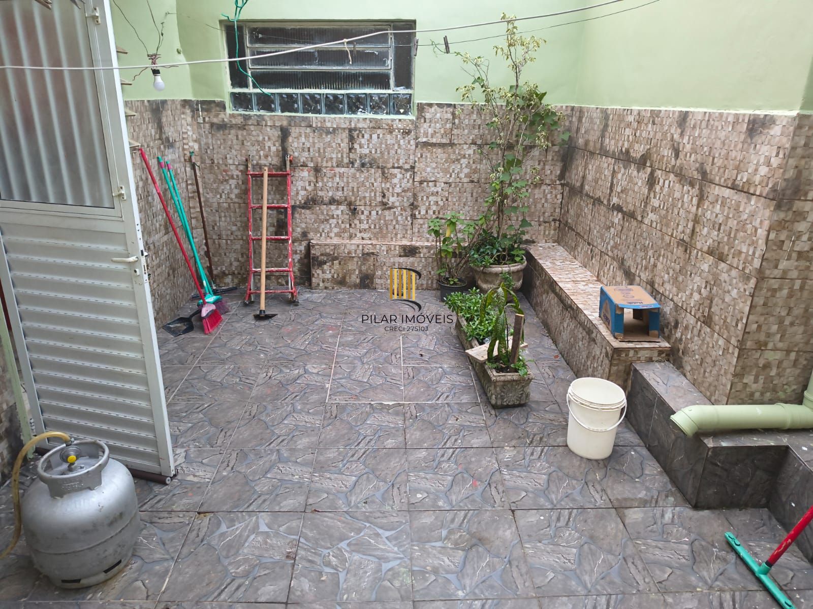 Casa com 2 vagas de garagem para carros pequenos