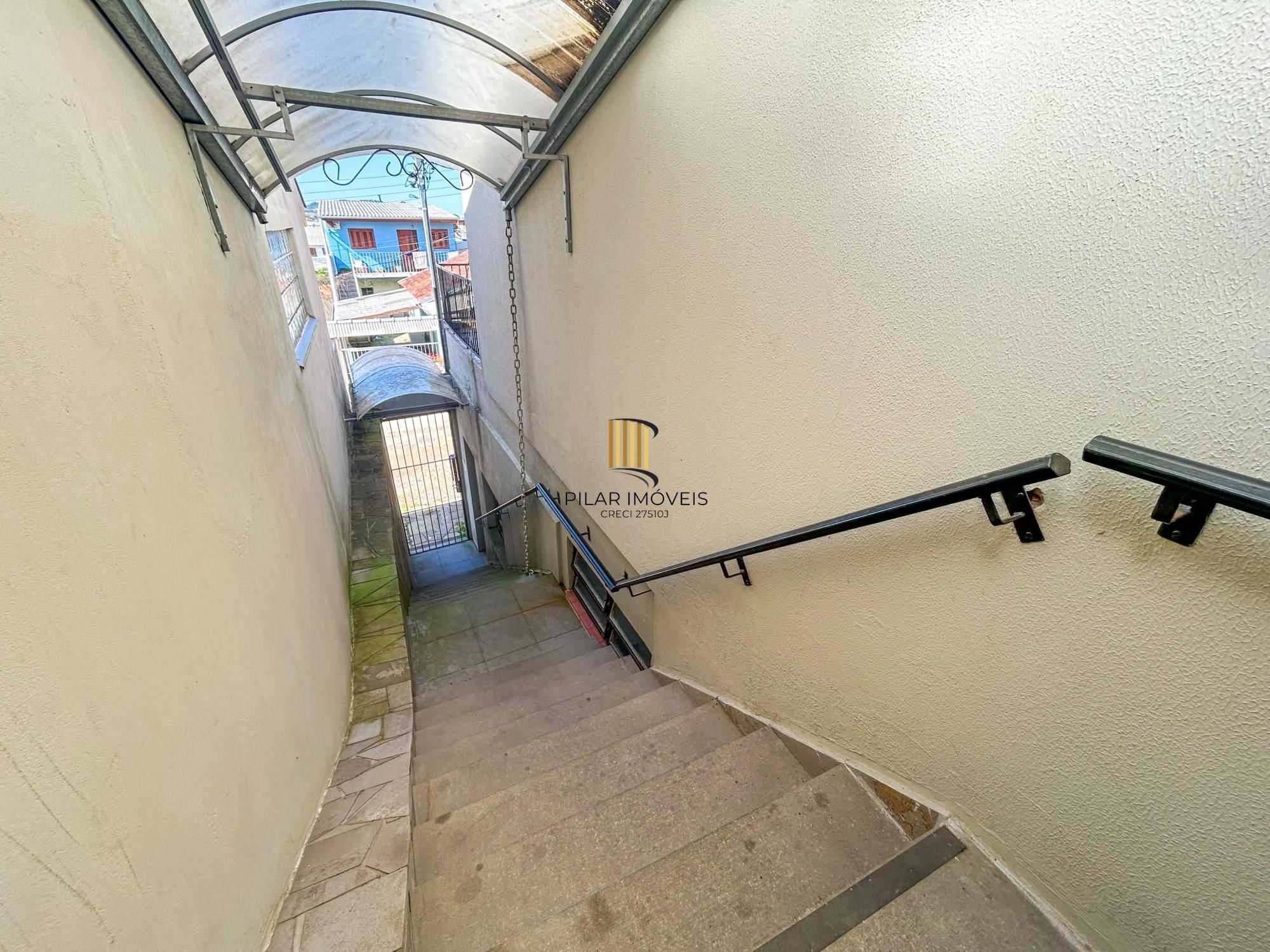 CASA 03 dormitórios, 01 suíte, terraço, pátio, garagens cobertas na VILA NOVA - ótima localização