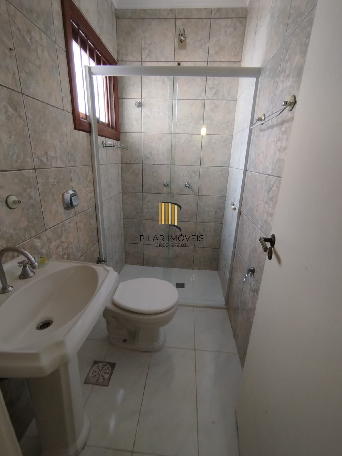 Casa com 03 quartos e 01 vaga no Bairro Cristal