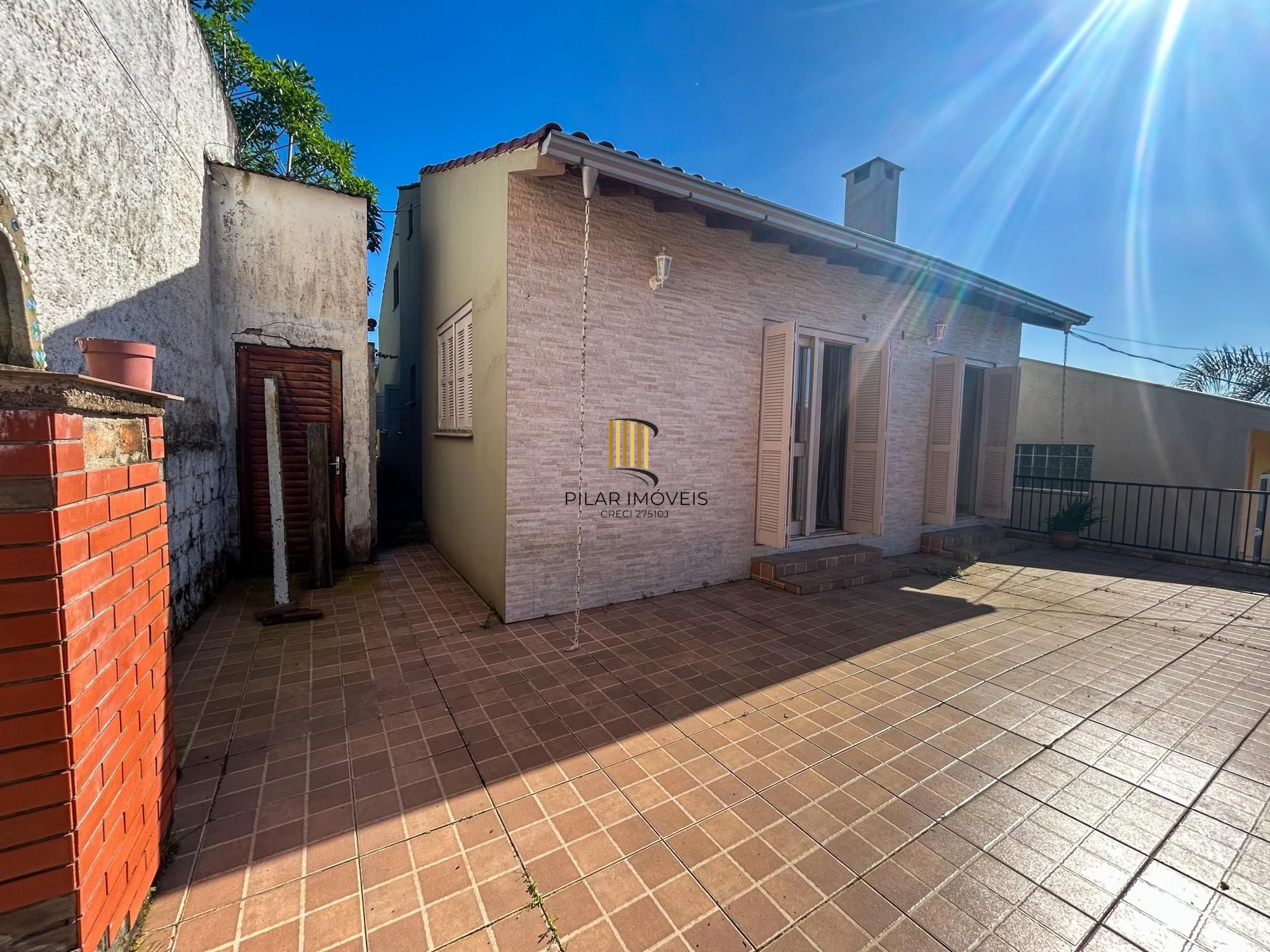 CASA 03 dormitórios, 01 suíte, terraço, pátio, garagens cobertas na VILA NOVA - ótima localização