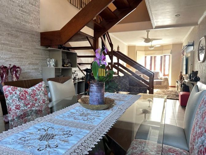 Sobrado amplo em condomínio de 3 dormitórios, um deles suíte, no bairro Ipanema