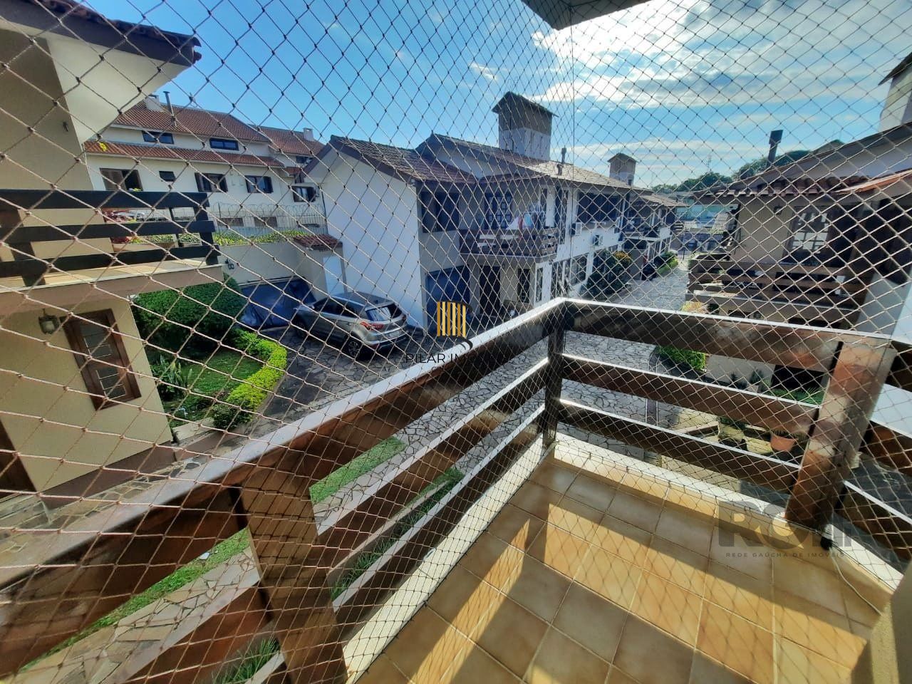 casa em condomínio com 3 dormitórios, sendo 1 suíte e vaga para dois carros no bairro Tristeza