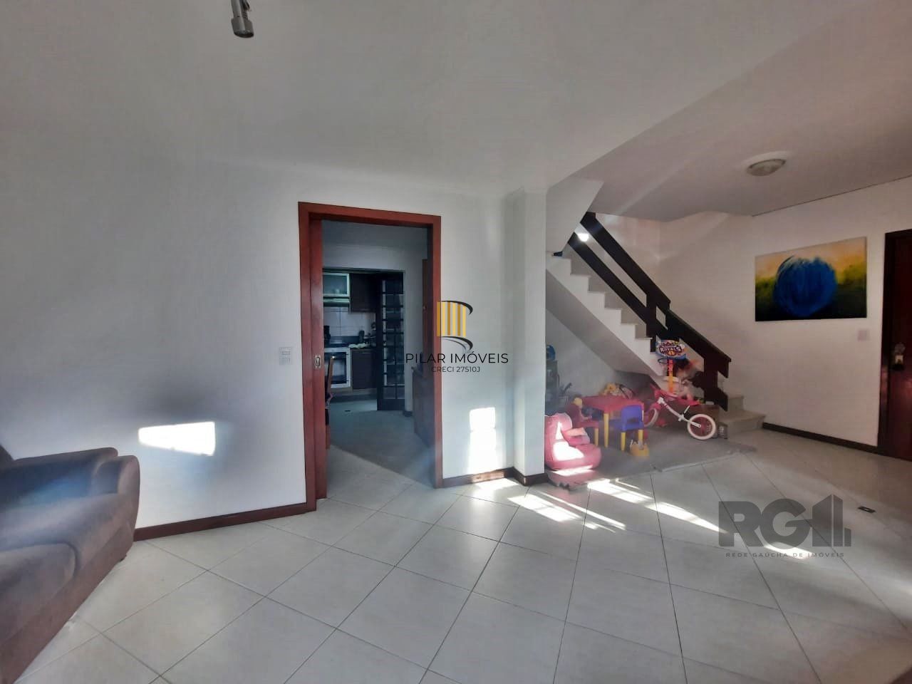 casa em condomínio com 3 dormitórios, sendo 1 suíte e vaga para dois carros no bairro Tristeza