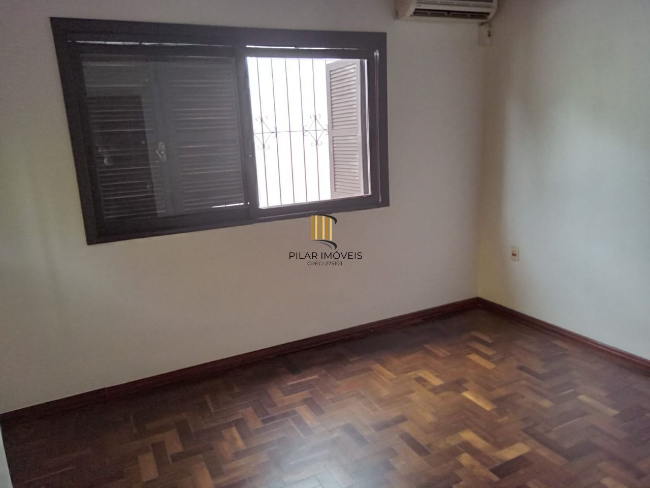 Casa com 3 dormitórios , 2 vagas de garagem fechada !