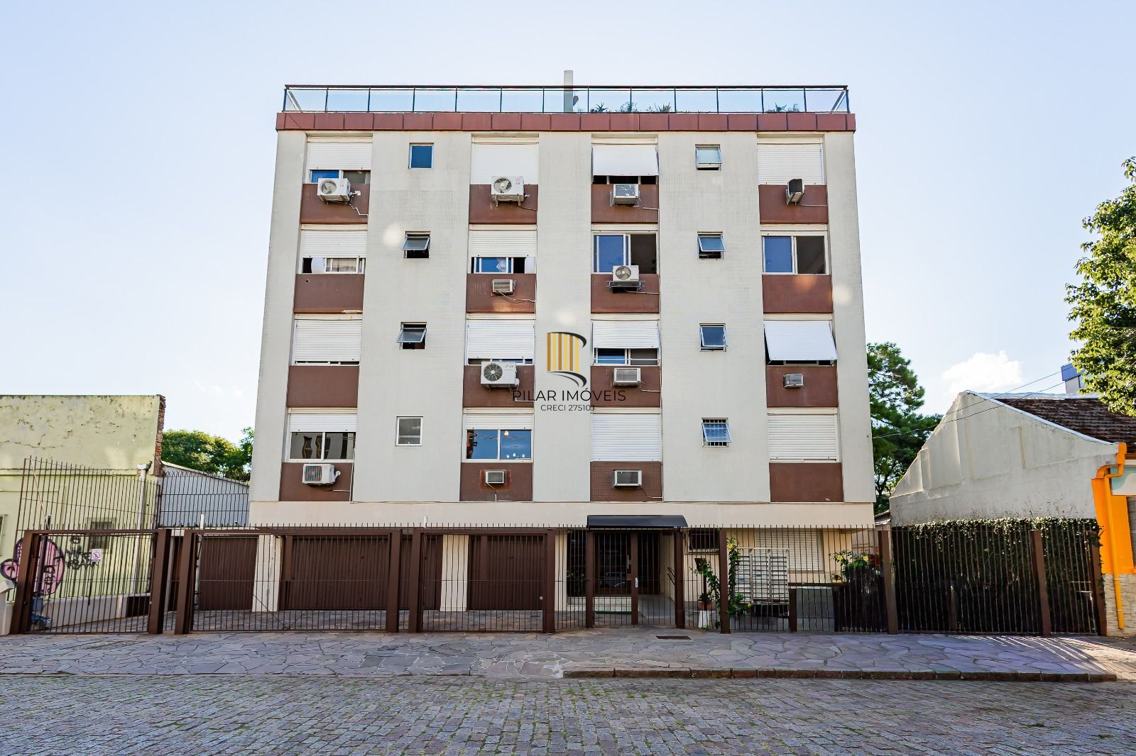 Apartamento a venda com dois dormitorios e vaga coberta no bairro Menino Deus.