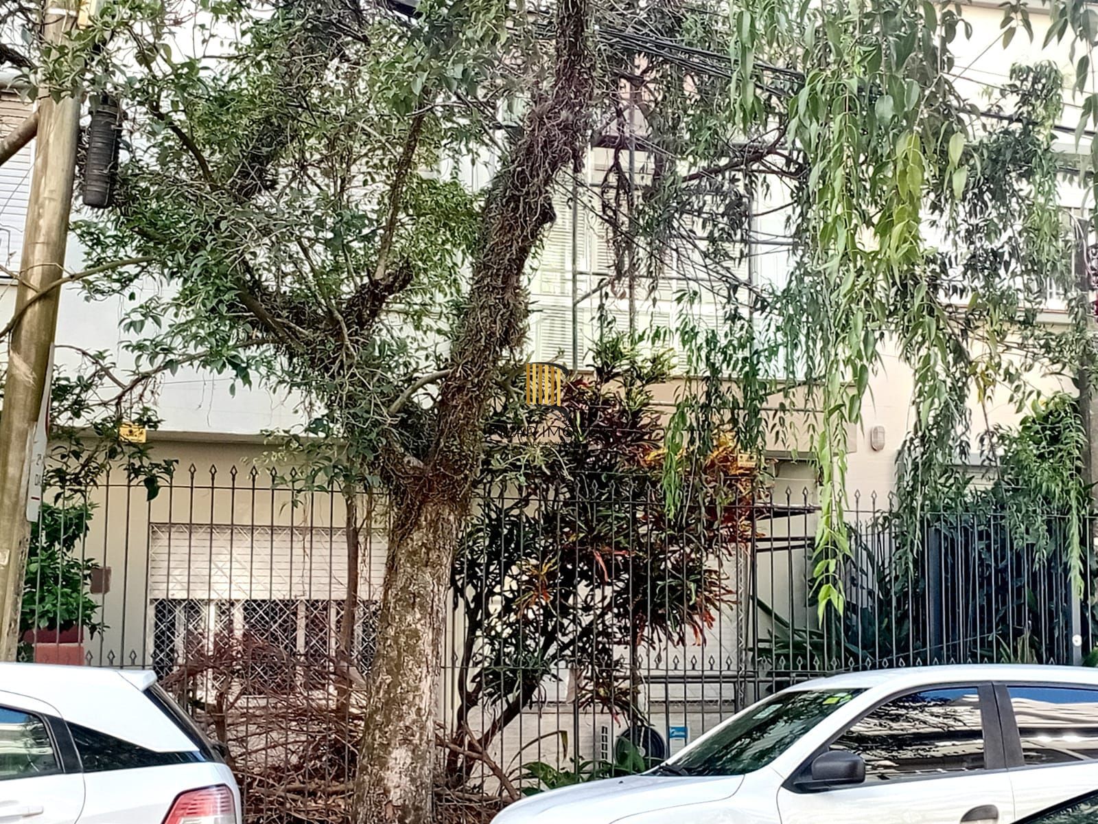 Apartamento 3 dormitórios, frente, sacada no bairro Santana - Porto Alegre - RS