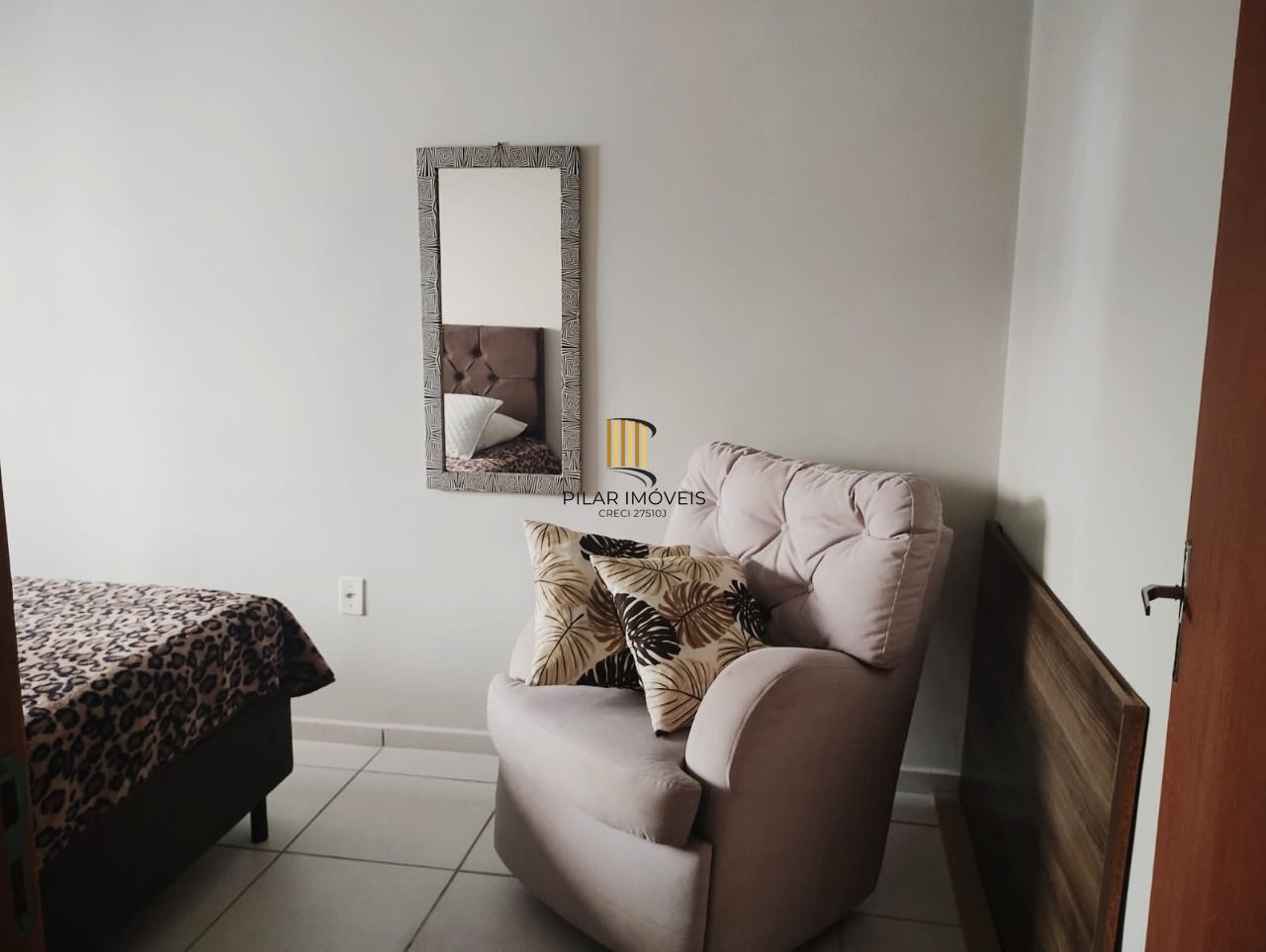 Apartamento de 2 dormitórios com vaga e portaria 24 horas !