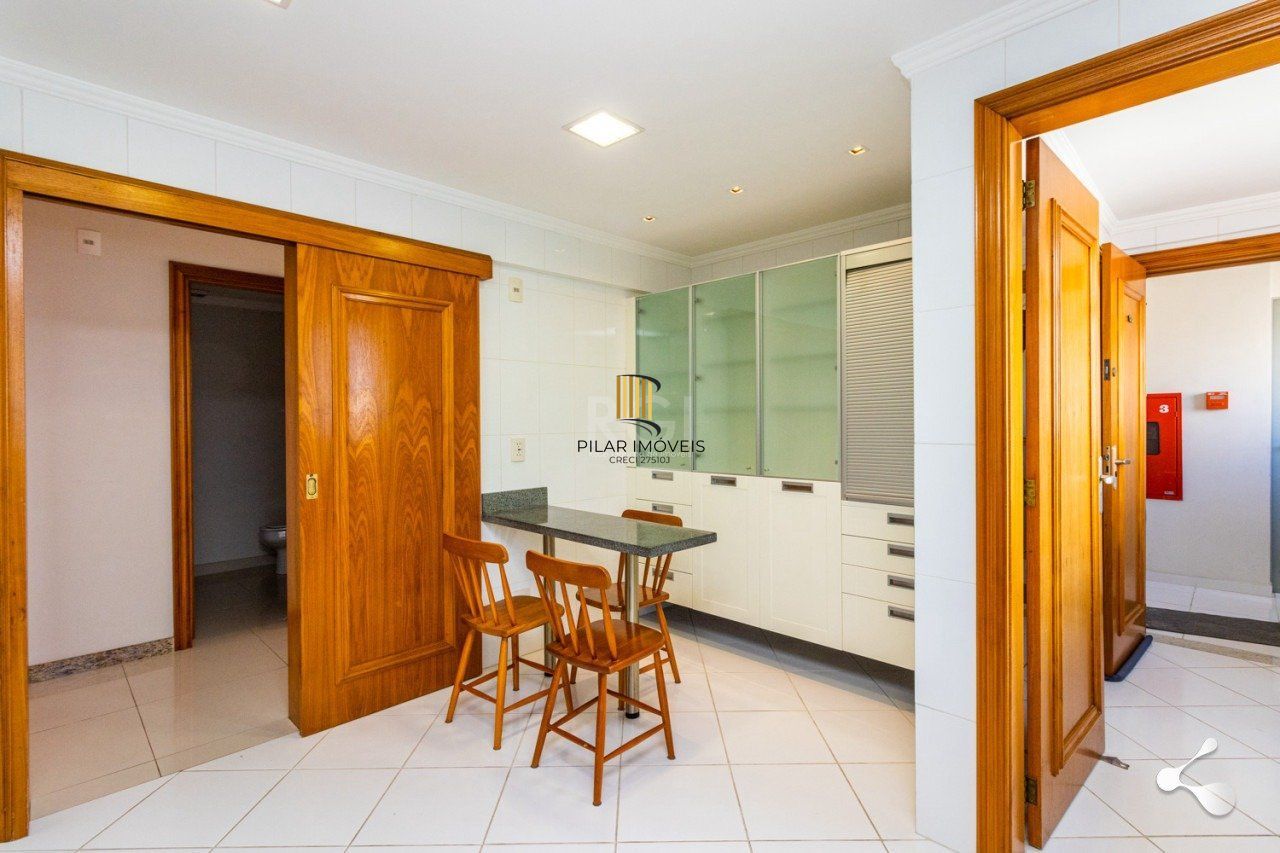 Espetacular Apto. semi mobiliado no bairro Rio Branco, Porto Alegre/RS, um por andar, 195m, andar alto, lareira, churrasqueira, 3 suites, 4 vagas