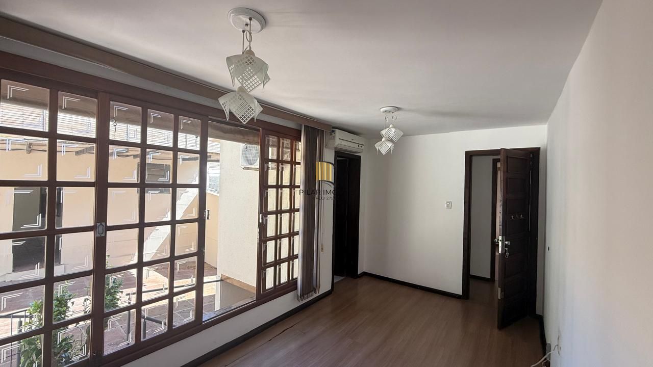 CASA 3 DORMITÓRIOS 4 BANHEIROS 4 VAGAS 1 SUÍTE, PÁTIO NO BAIRRO MEDIANEIRA PORTO ALEGRE/RS