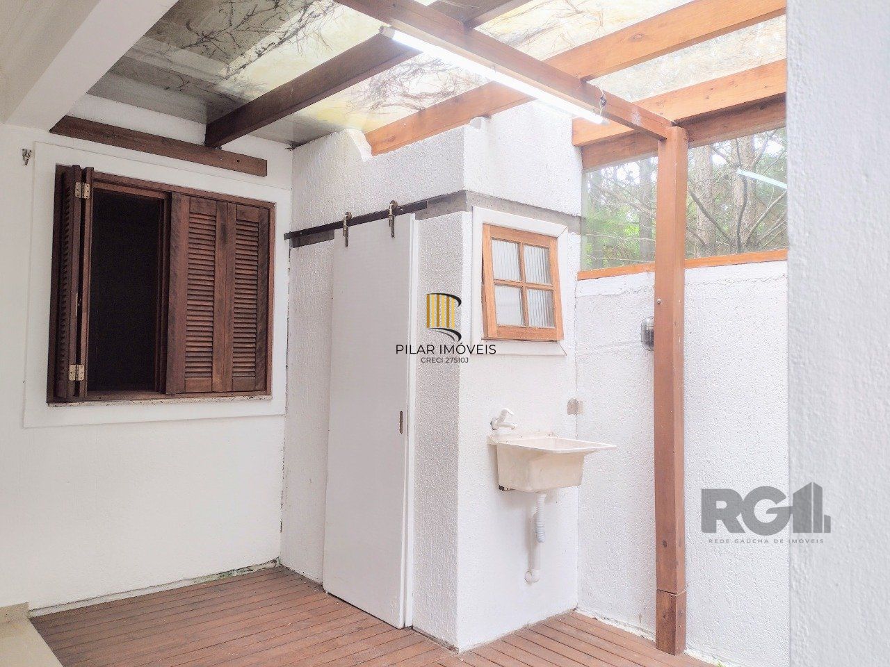 CASA TÉRREA - 2 DORMITÓRIOS, ÁREA COBERTA COM CHURRASQUEIRA , TERRAÇO - 02 VAGAS
