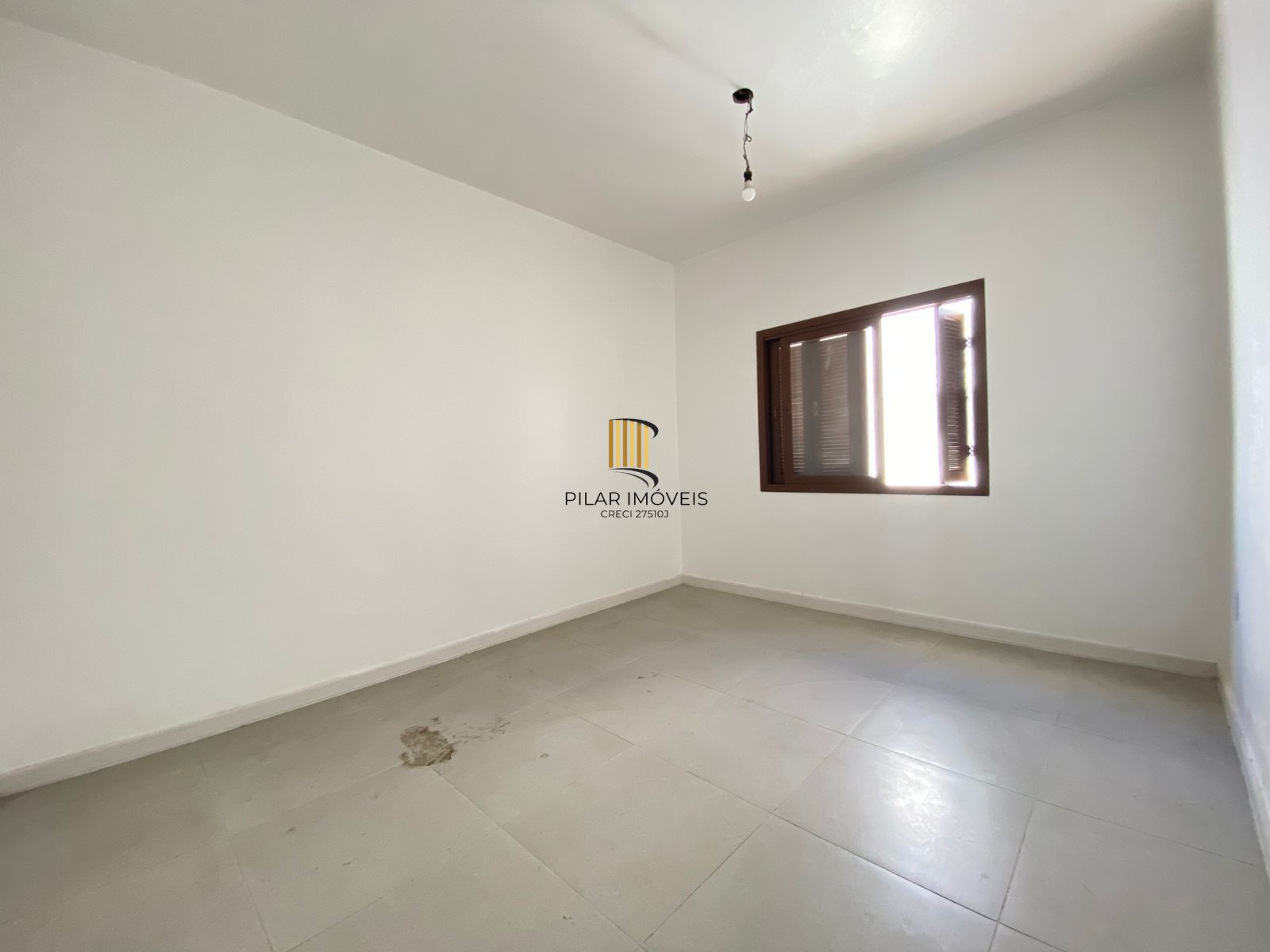 Casa de (3)três quartos, sendo uma suíte com duas vagas de garagem.