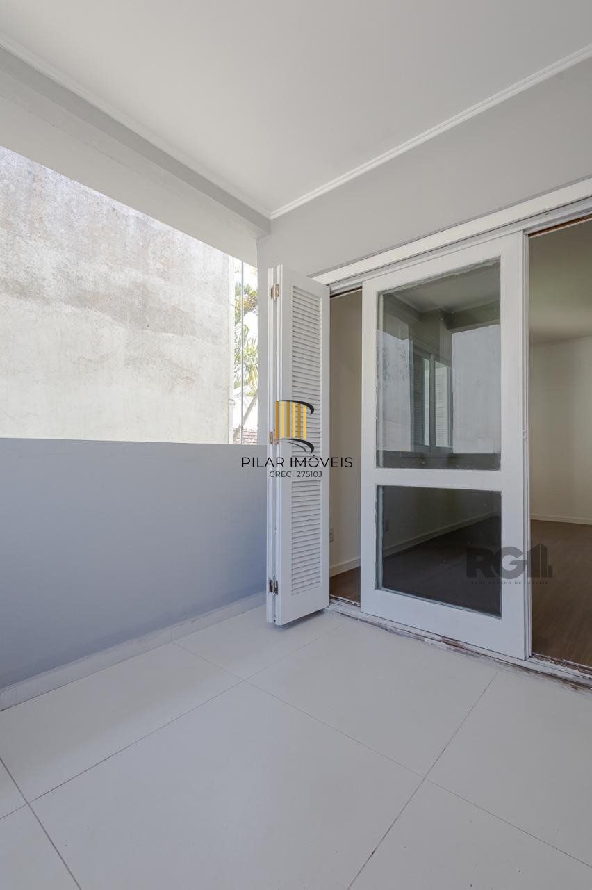 Casa de 3 dormitórios, suíte no bairro Teresópolis com 4 vagas de garagem