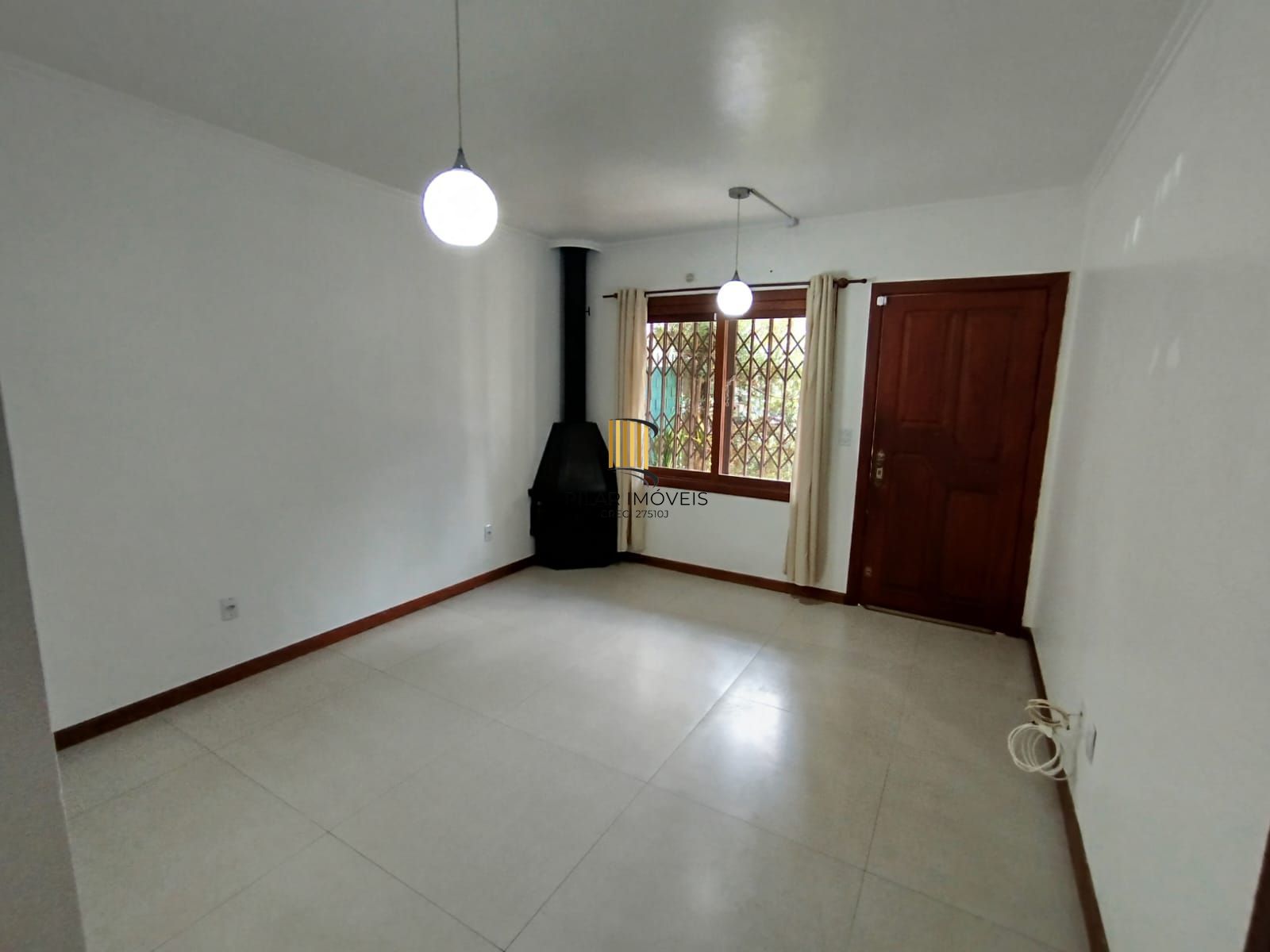 Casa com 03 quartos e 01 vaga no Bairro Cristal