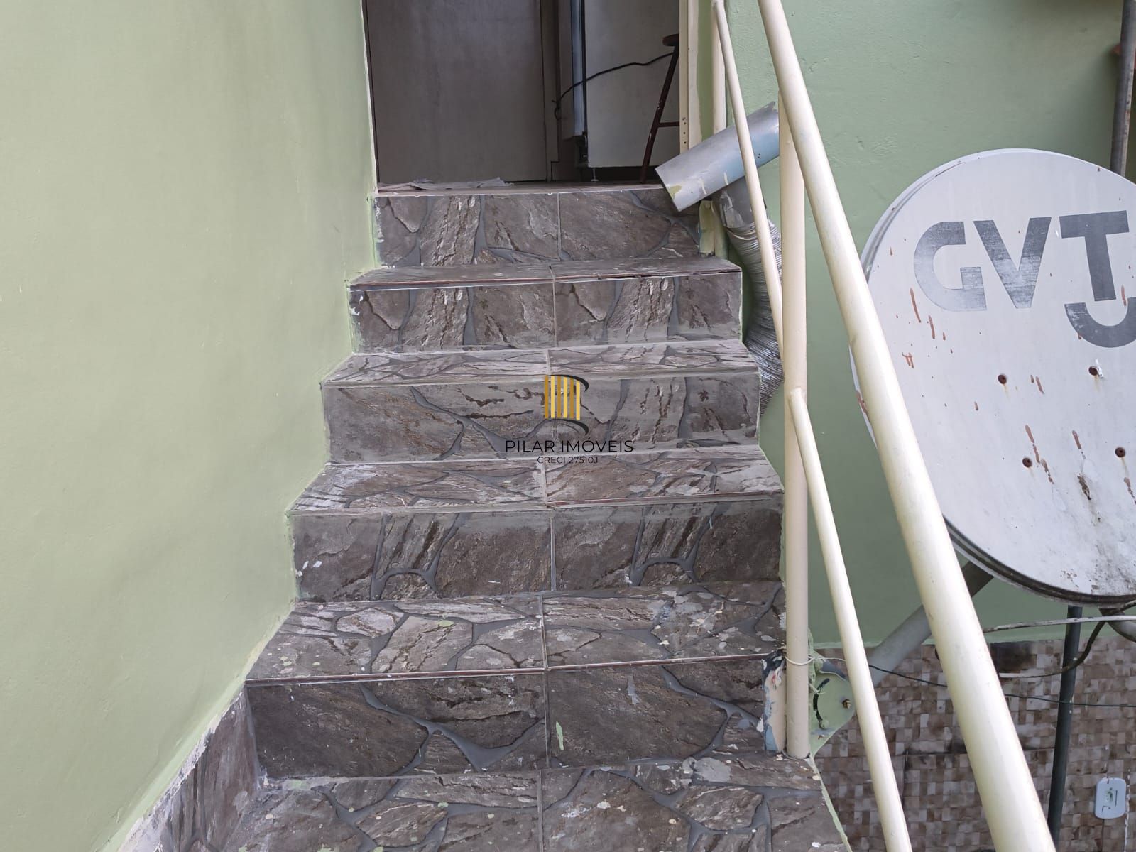 Casa com 2 vagas de garagem para carros pequenos