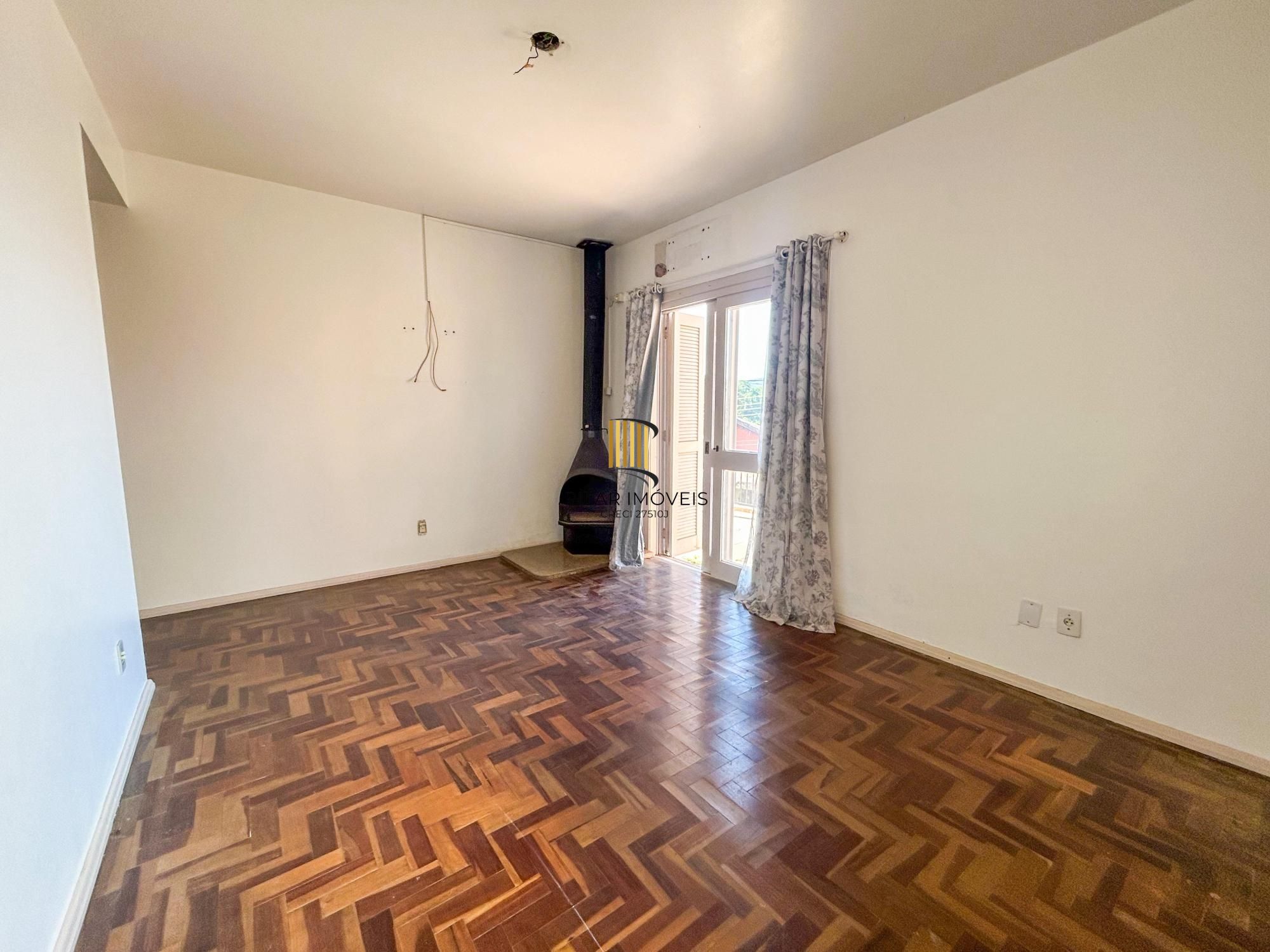 CASA 03 dormitórios, 01 suíte, terraço, pátio, garagens cobertas na VILA NOVA - ótima localização