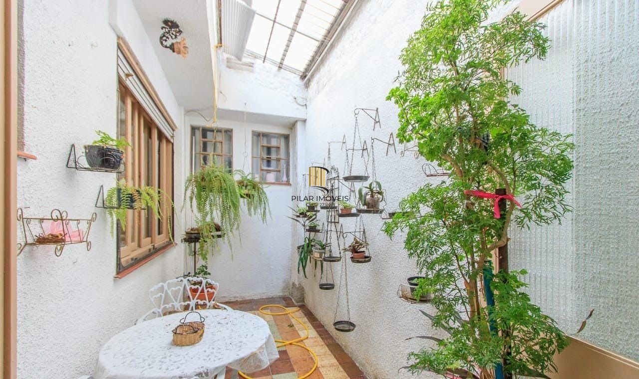 Casa para Venda - 222m², 3 dormitórios, sendo 3 suites, 2 vagas - Menino Deus