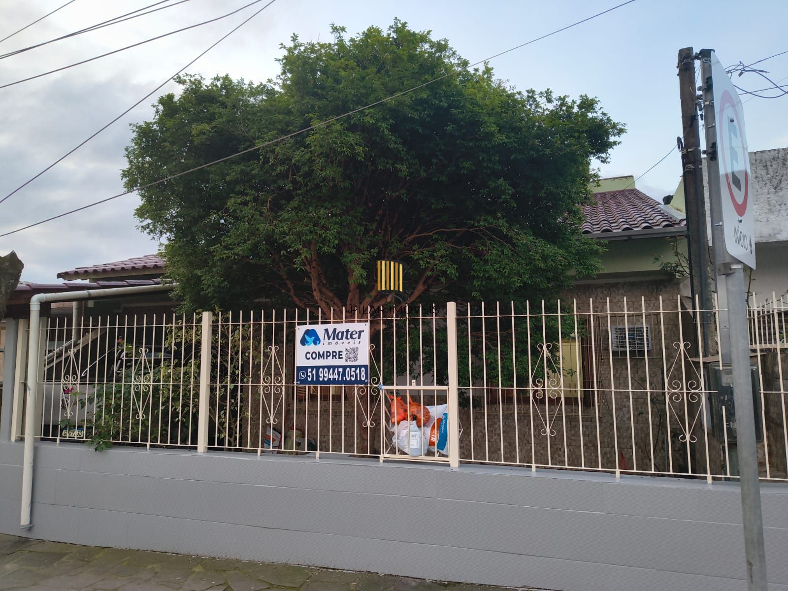 Casa com 2 vagas de garagem para carros pequenos