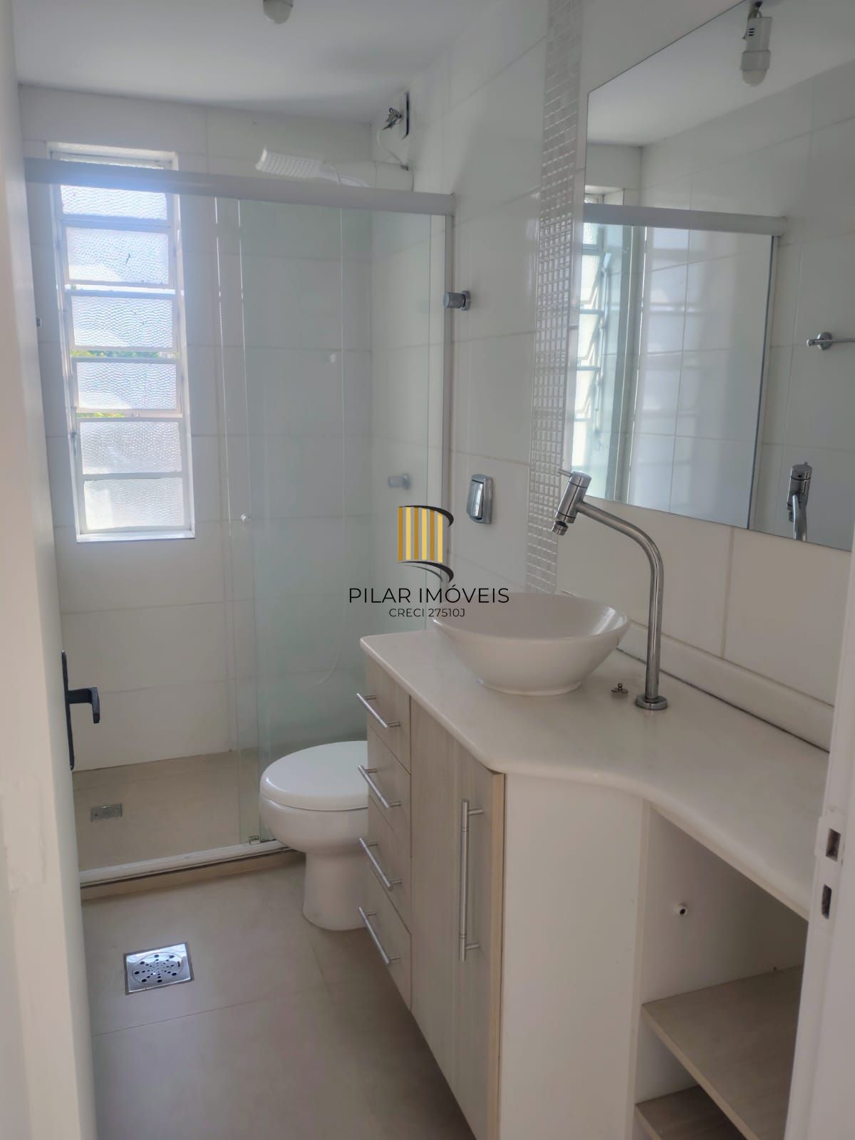 Apartamento de 2 dormitórios reformado com garagem escriturada fechada ,área privativa de 60,65