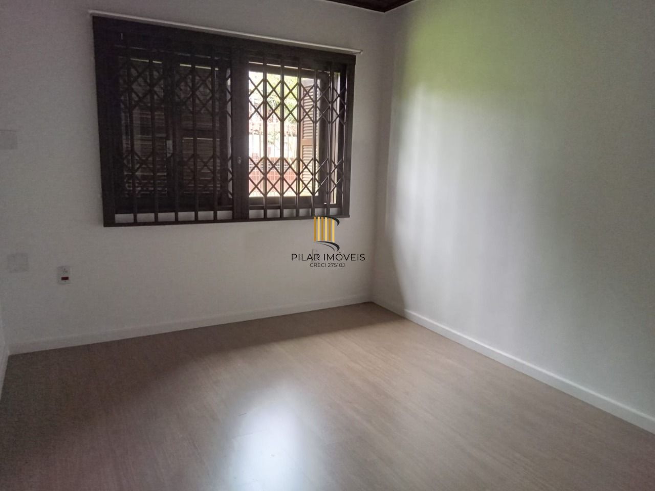 Casa com 3 dormitórios , 2 vagas de garagem fechada !