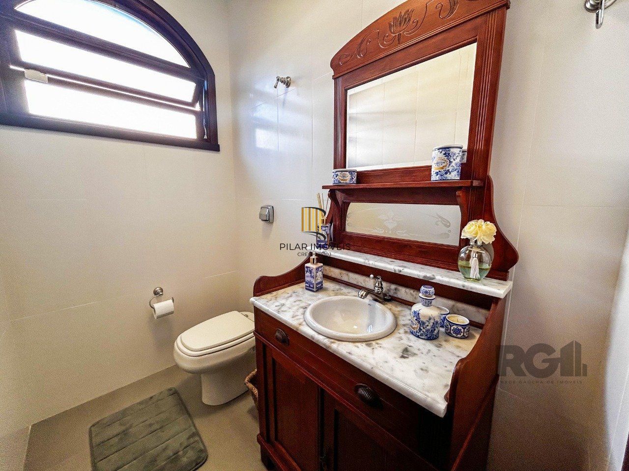 Casa 3 dormitórios, suíte, lareira, churrasqueira,, pátio, vaga garagem com 309 m² privativos.
