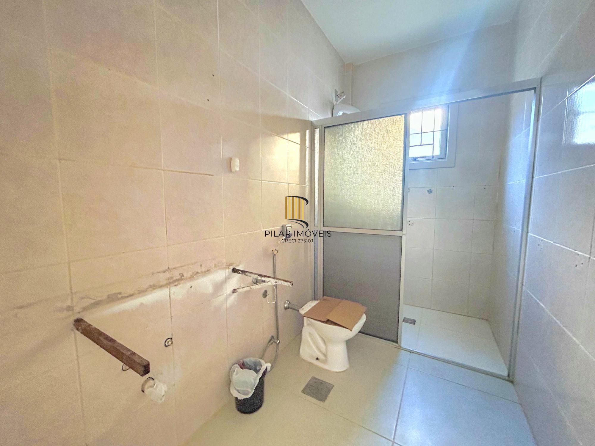 CASA 03 dormitórios, 01 suíte, terraço, pátio, garagens cobertas na VILA NOVA - ótima localização