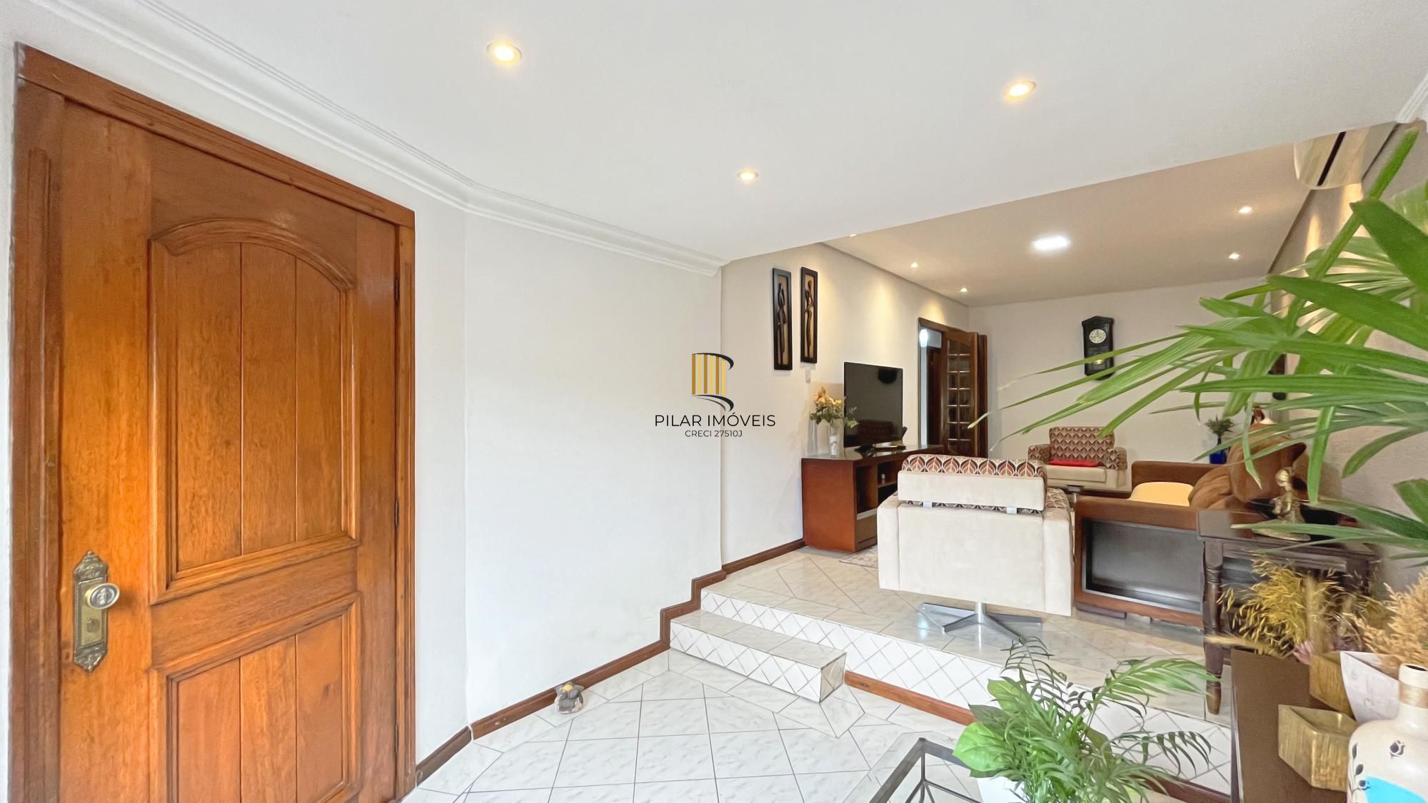 Casa de 156m², com 3 dormitórios, 1 suíte em terreno de 450m²; na Vila Nova