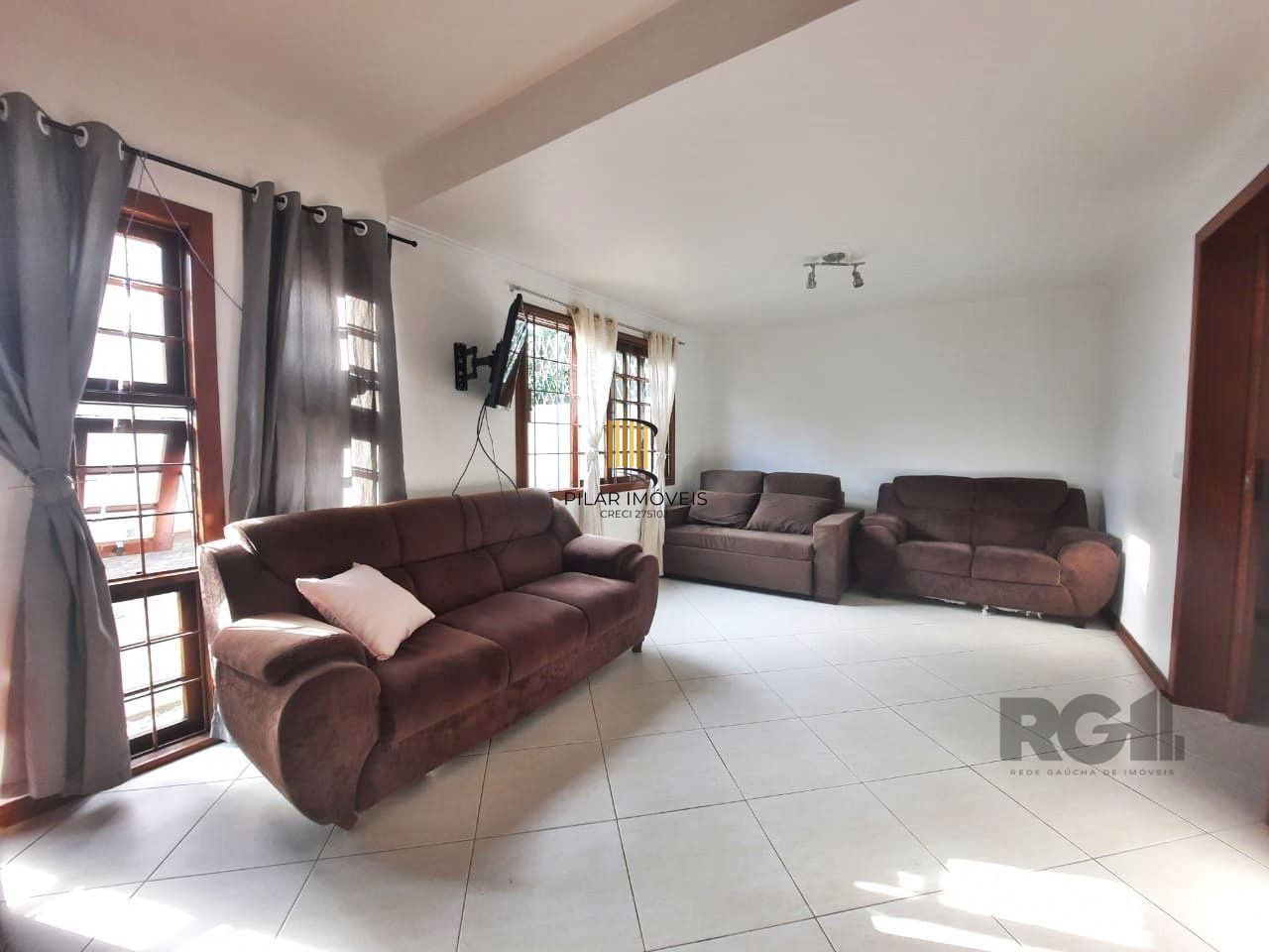 casa em condomínio com 3 dormitórios, sendo 1 suíte e vaga para dois carros no bairro Tristeza