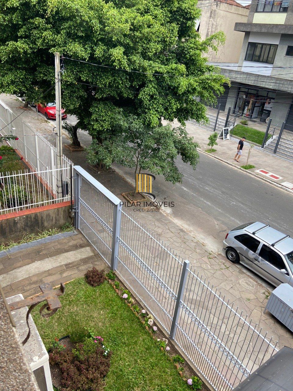 Apartamento de 2 dormitórios, sala, cozinha, banheiro, área de serviço com vaga de garagem escriturada e coberta