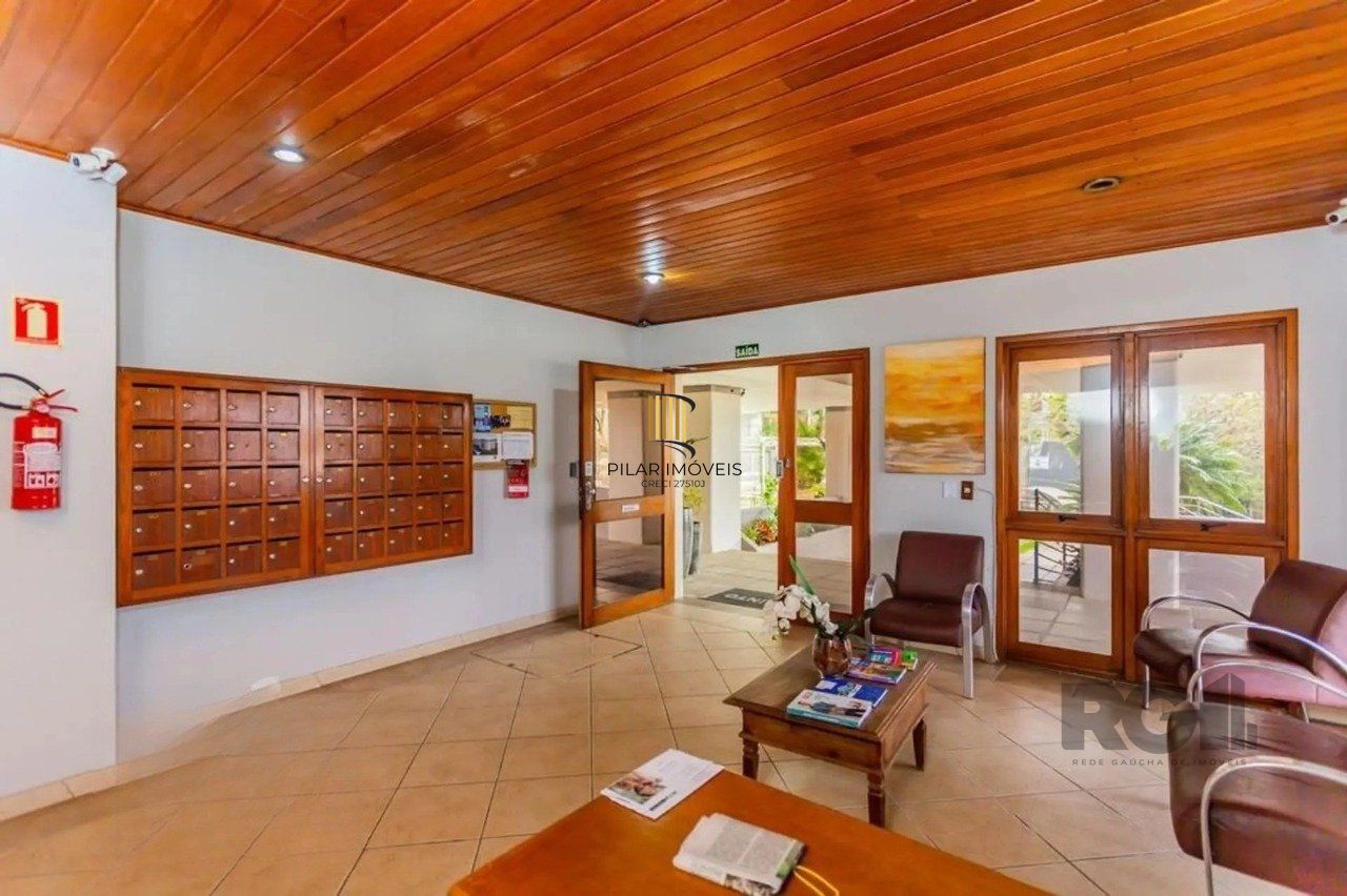 Apartamento com 02 quartos com 01 vaga de garagem coberta e escriturada.