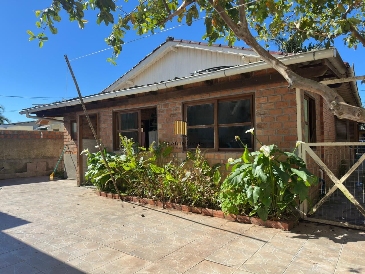 Imóvel com 4 dormitórios e casa auxiliar nos fundos do terreno