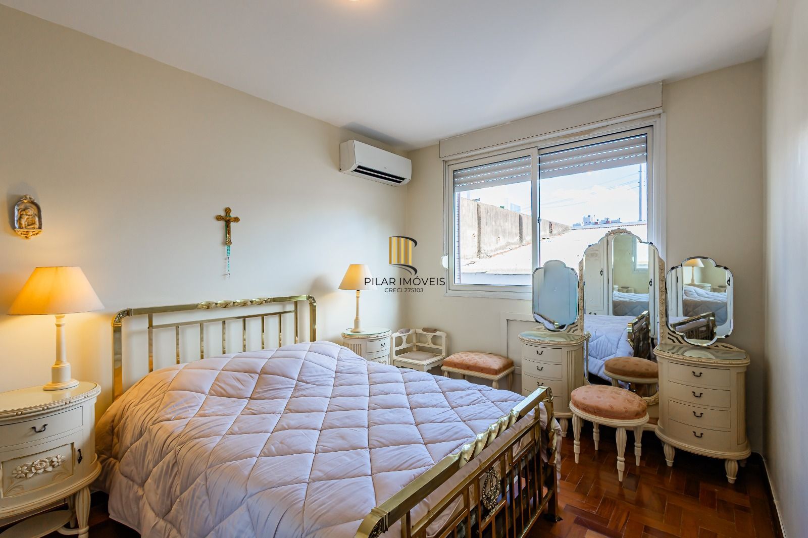 Apartamento a venda com dois dormitorios e vaga coberta no bairro Menino Deus.