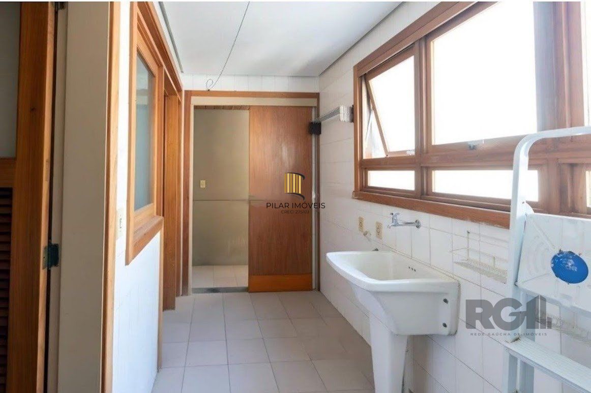 Apartamento a venda, dois dormitórios com vaga e infra no bairro Menino Deus