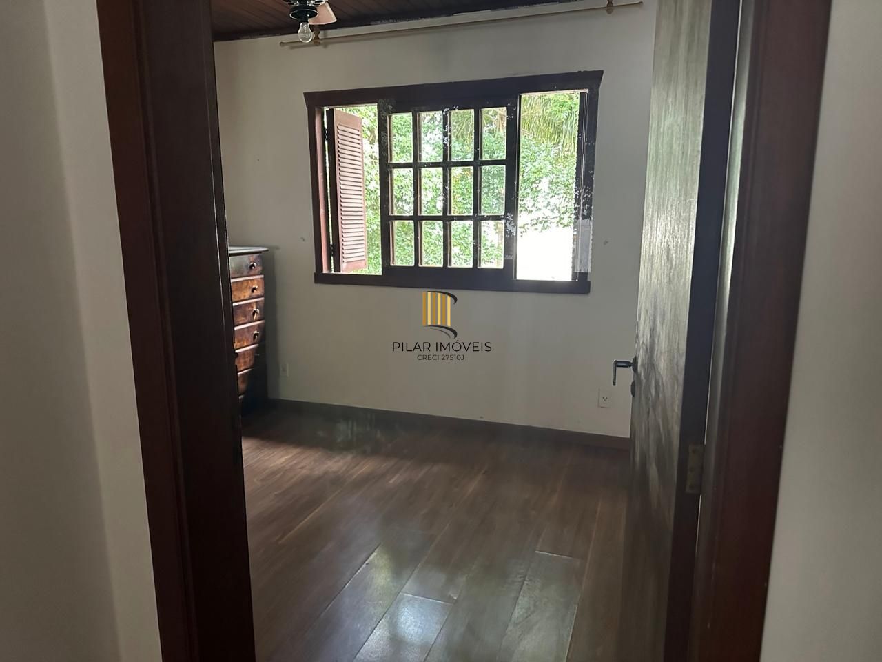 Casa com 03 quartos e 02 vagas de garagem