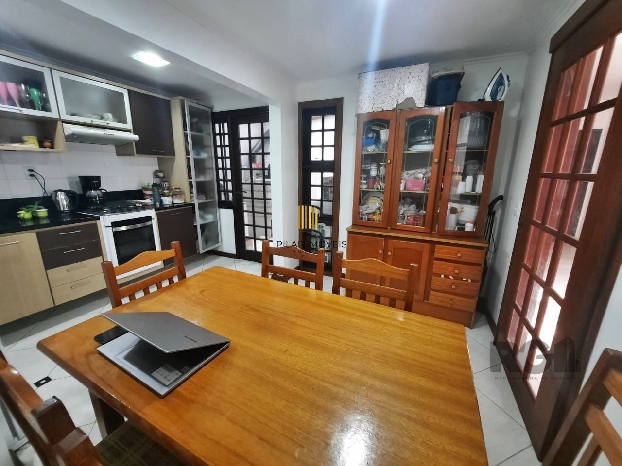 casa em condomínio com 3 dormitórios, sendo 1 suíte e vaga para dois carros no bairro Tristeza