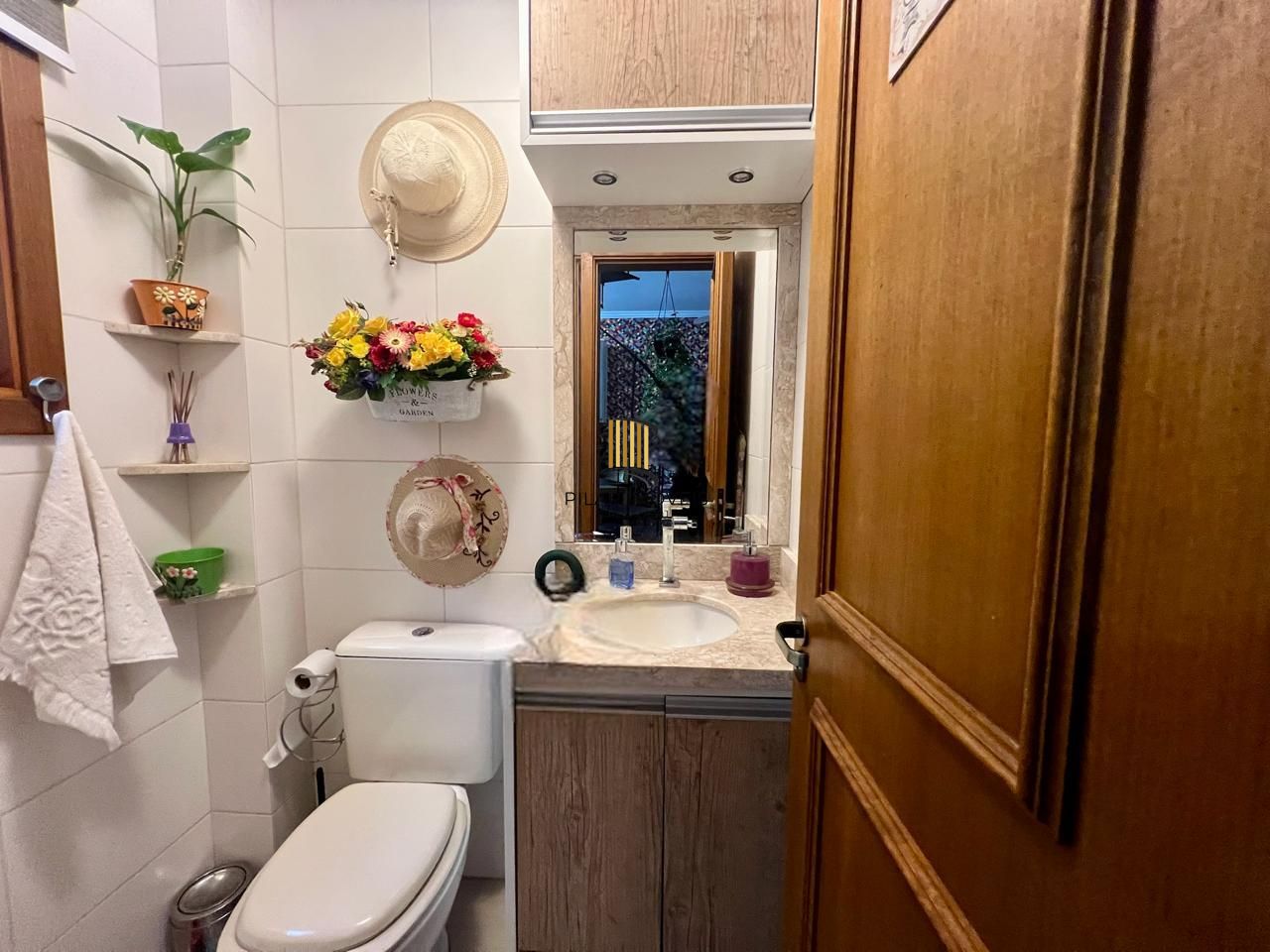 Casa em condomínio 2 dormitórios sem um com closet, vaga coberta, no bairro Cel. Aparicio Borges.