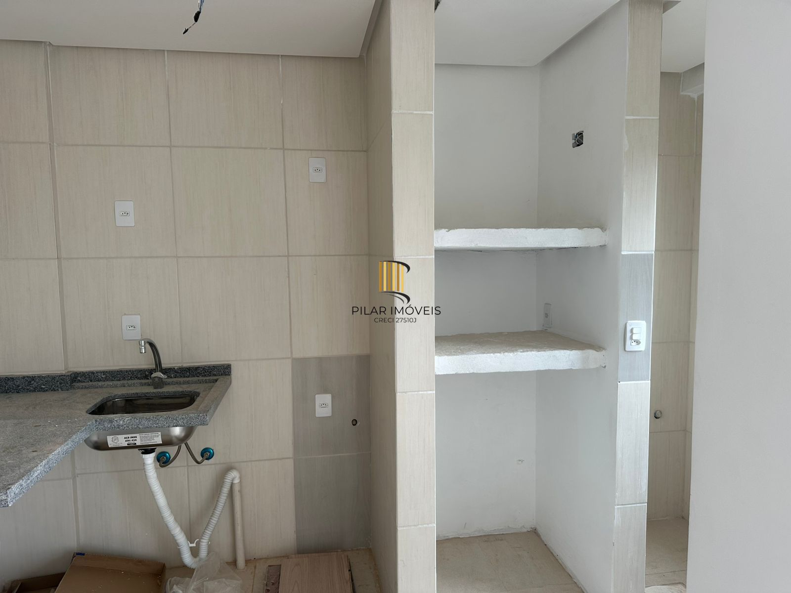 Apartamento com 02 quartos e 01 vaga escriturada no Bairro Cavalhada