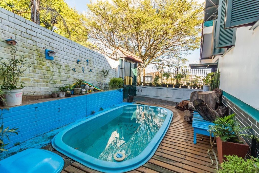CASA 03 dormitórios, 2 suítes,  216m² privativos  com piscina no BAIRRO MEDIANEIRA