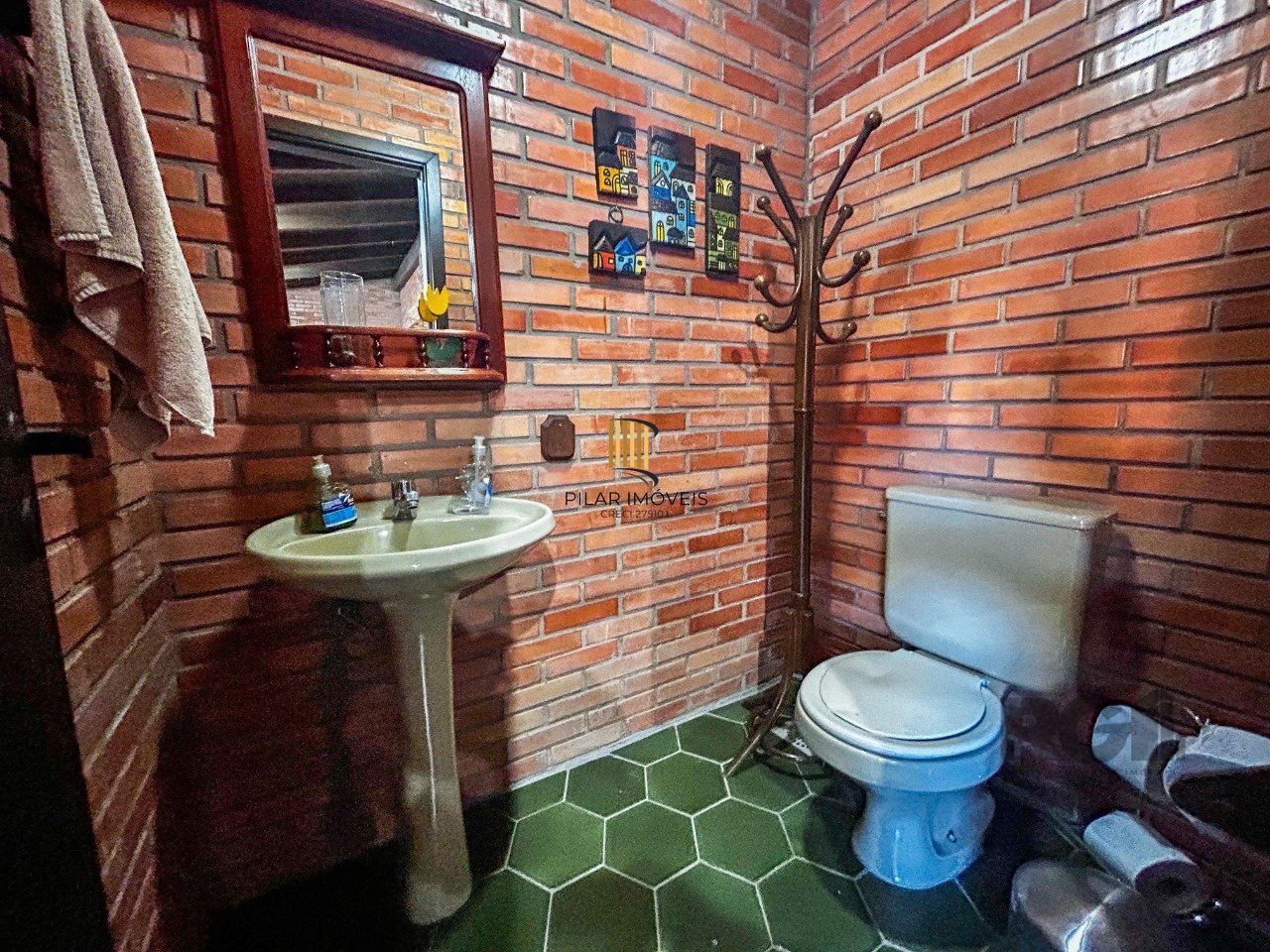 Casa 3 dormitórios, suíte, lareira, churrasqueira,, pátio, vaga garagem com 309 m² privativos.