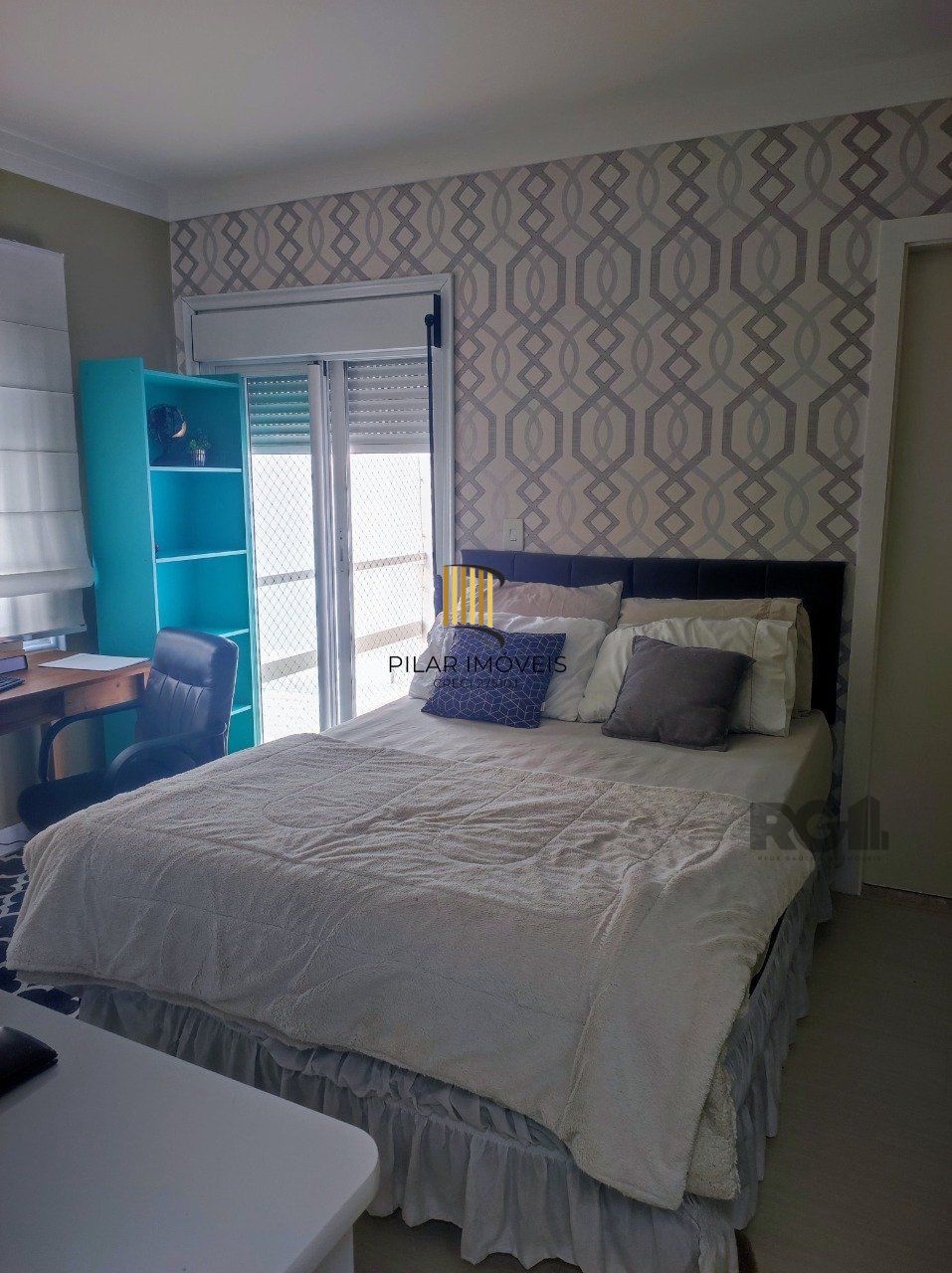 casa em condomínio com 3 suítes, sala, cozinha, lareira, churrasqueira, piscina aquecida