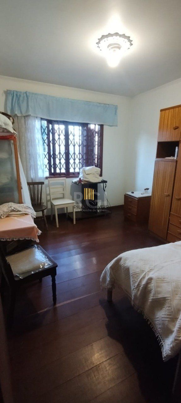 Casa de 4 dormitórios no bairro Parque Santa Fé