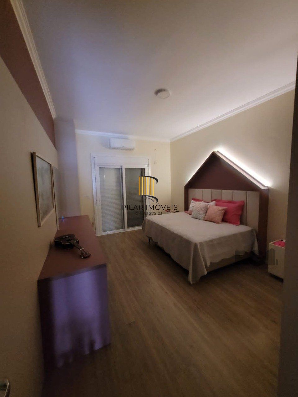 Casa com 3 quartos, 1 suíte, churrasqueira, lareira, 2 vagas de garagem, no bairro Hípica, Porto Alegre/RS