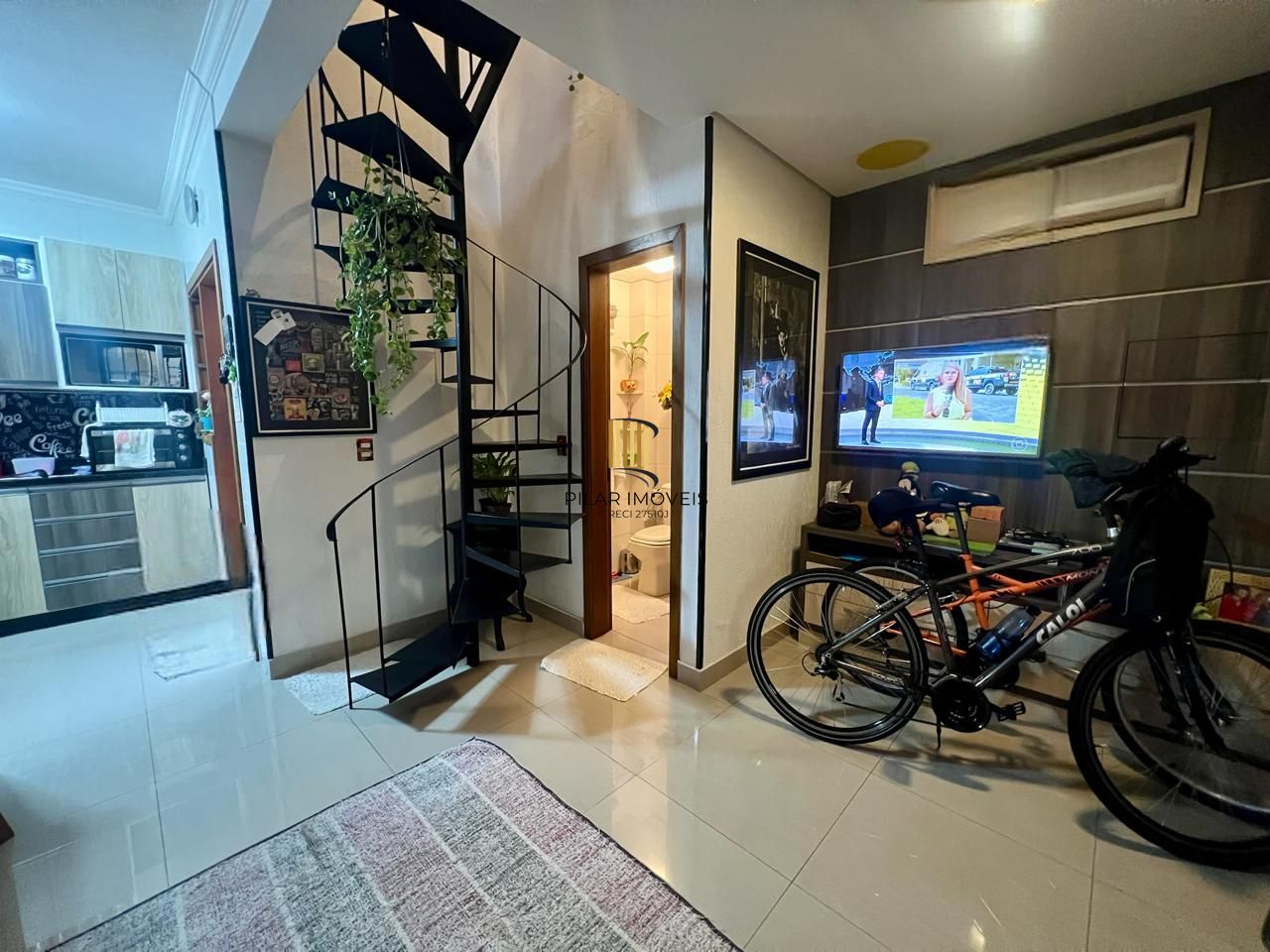 Casa em condomínio 2 dormitórios sem um com closet, vaga coberta, no bairro Cel. Aparicio Borges.