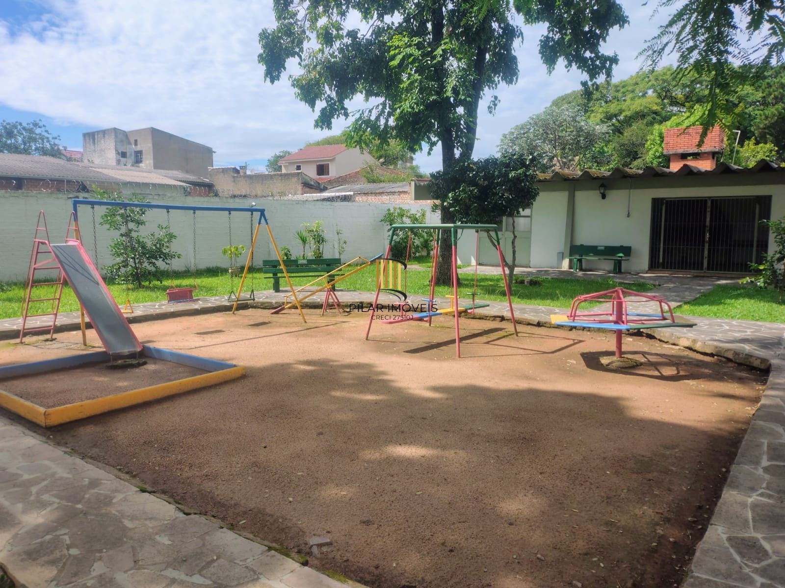 Apartamento de 2 dormitórios reformado com garagem escriturada fechada ,área privativa de 60,65