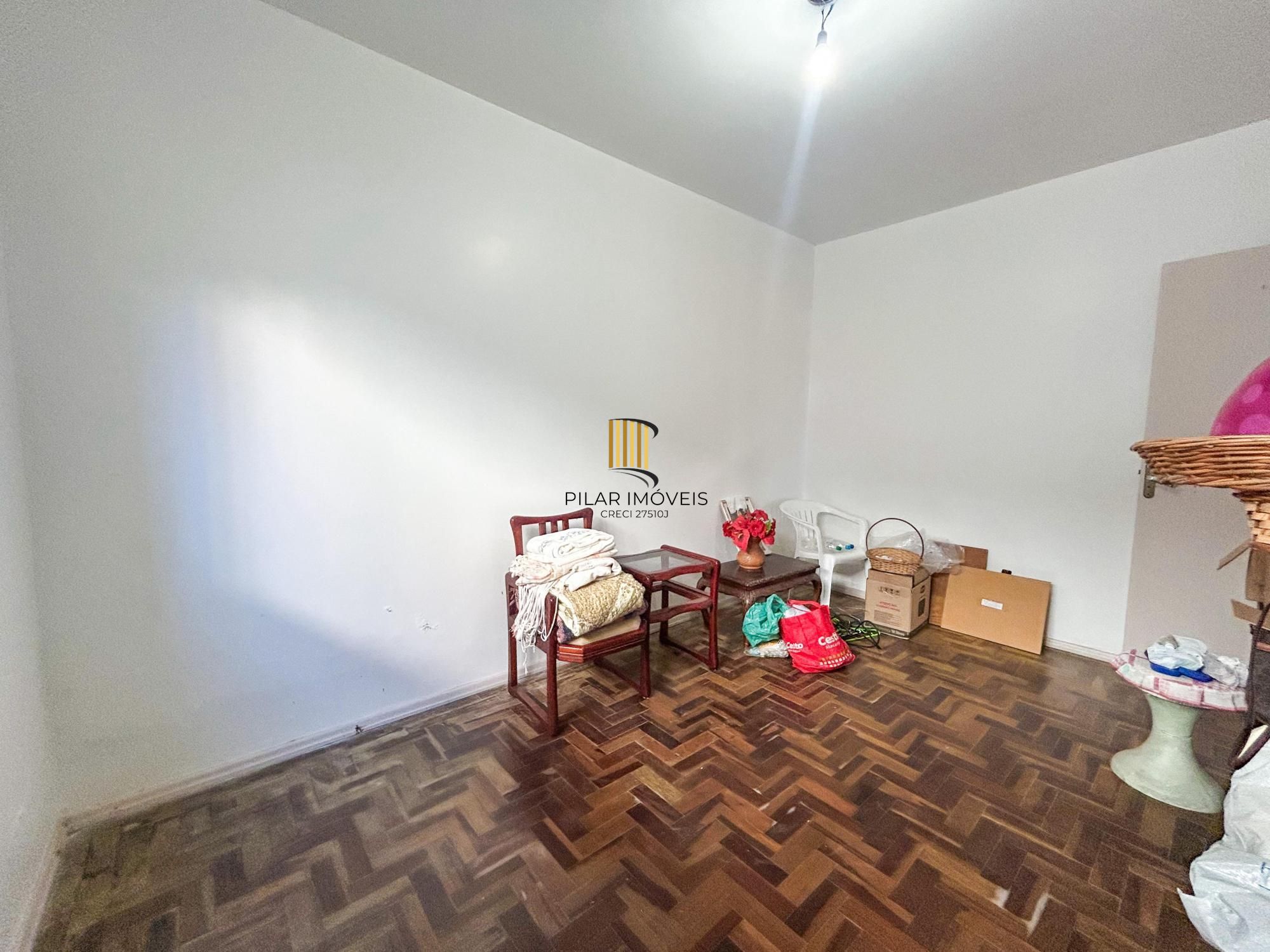 CASA 03 dormitórios, 01 suíte, terraço, pátio, garagens cobertas na VILA NOVA - ótima localização