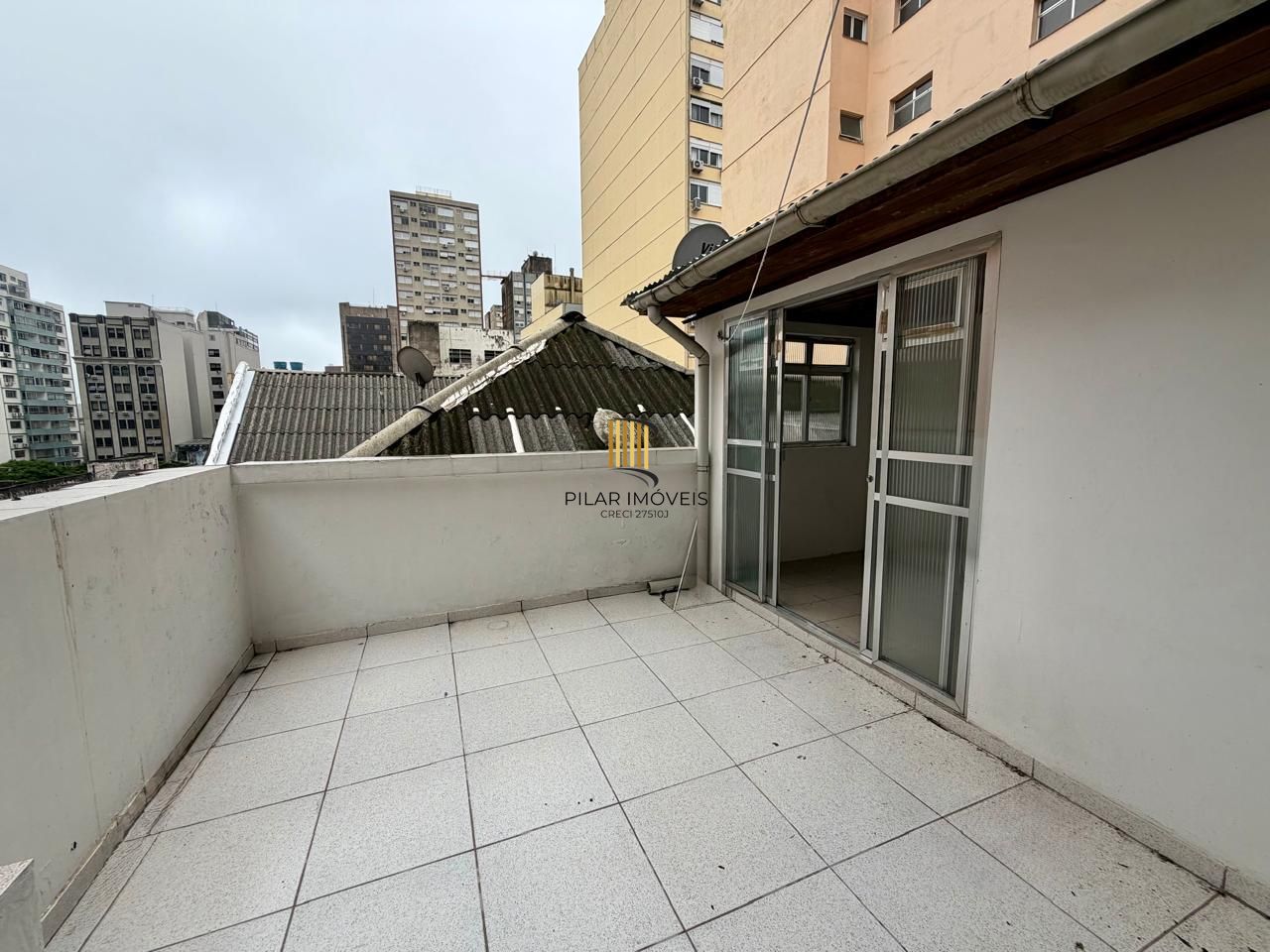 Apartamento 2 dormitórios sacada com 90m2 no centro histórico.