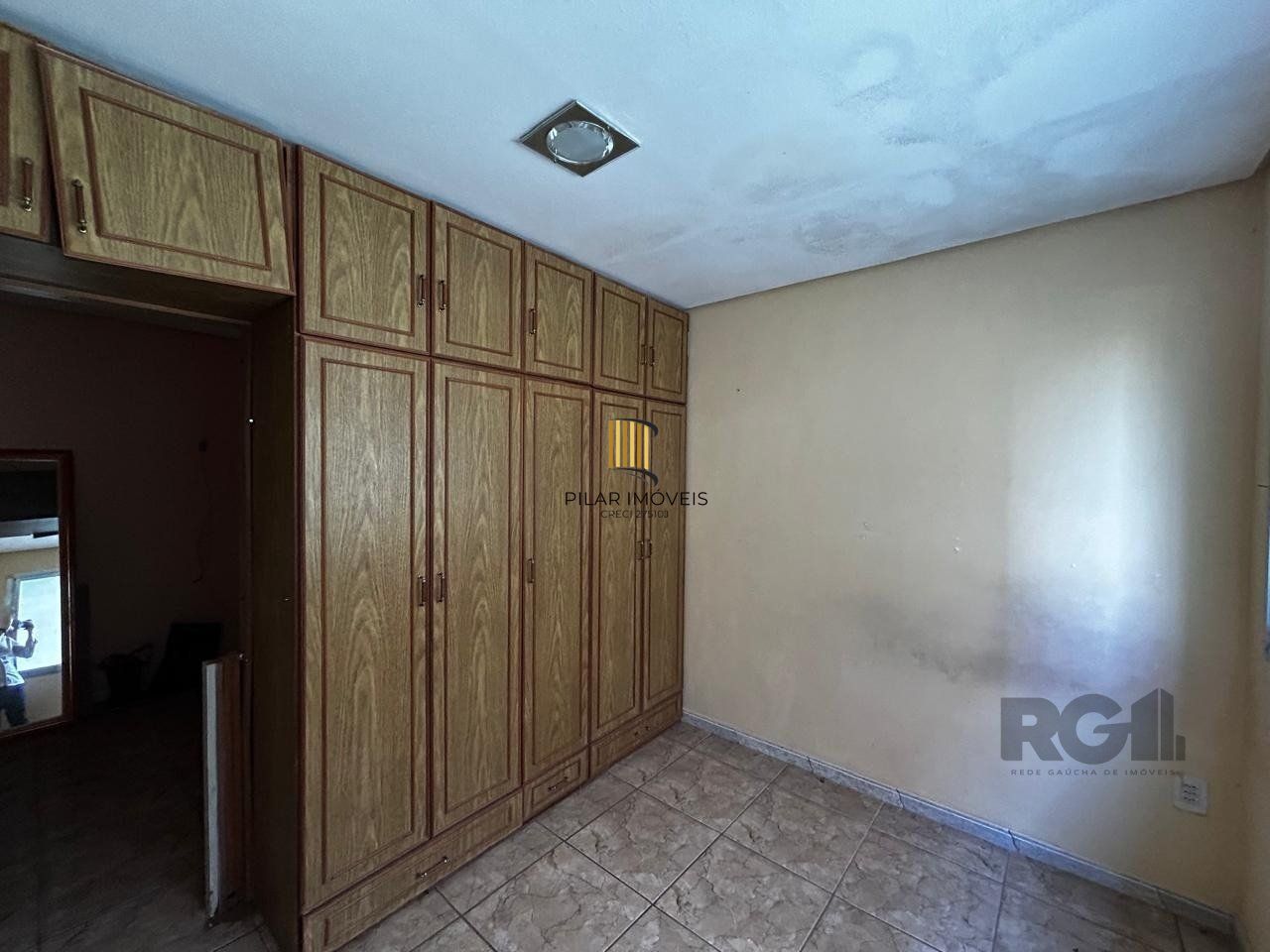 APARTAMENTO JK COM 1 QUARTO E GARAGEM COBERTA NO BAIRRO CAMAQUA PRÓXIMO À OTTO NIEMEYER