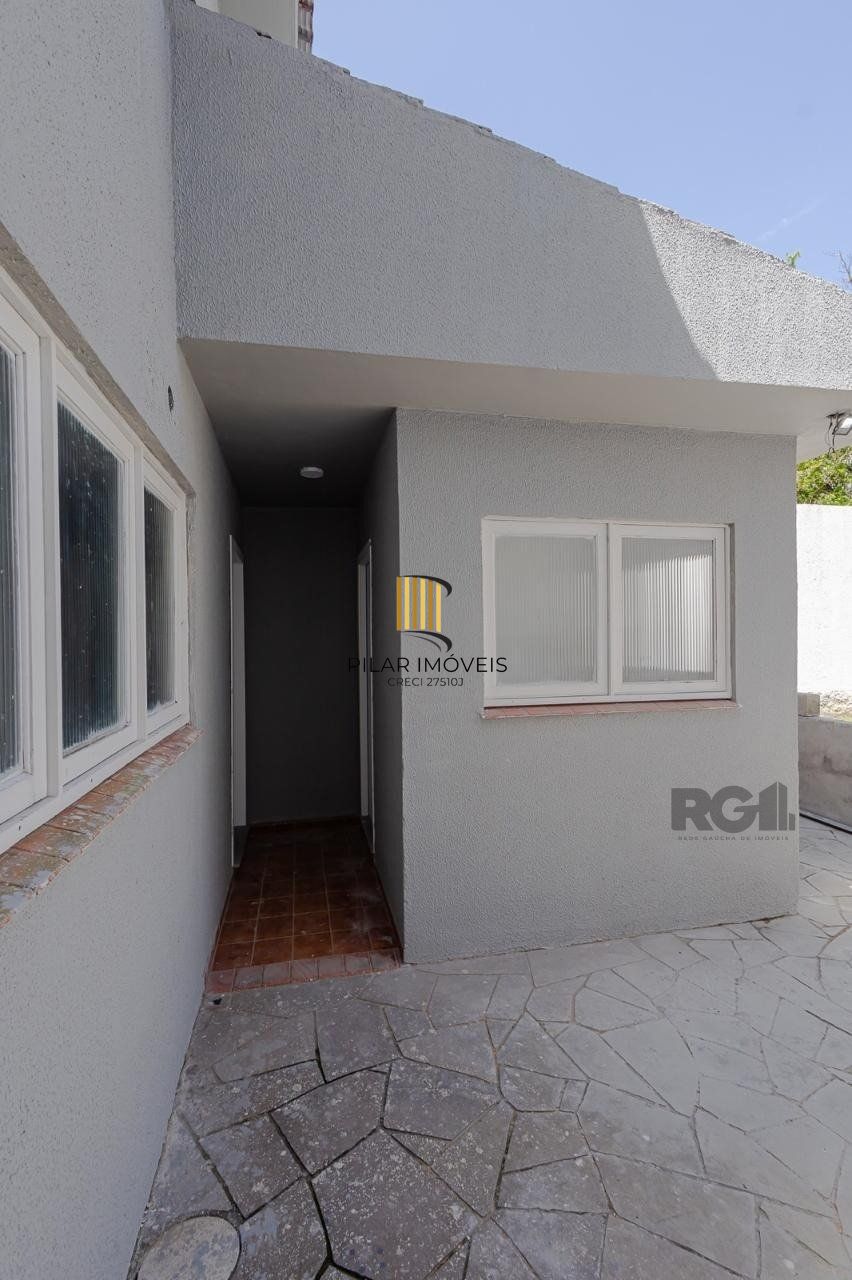 Casa de 3 dormitórios, suíte no bairro Teresópolis com 4 vagas de garagem