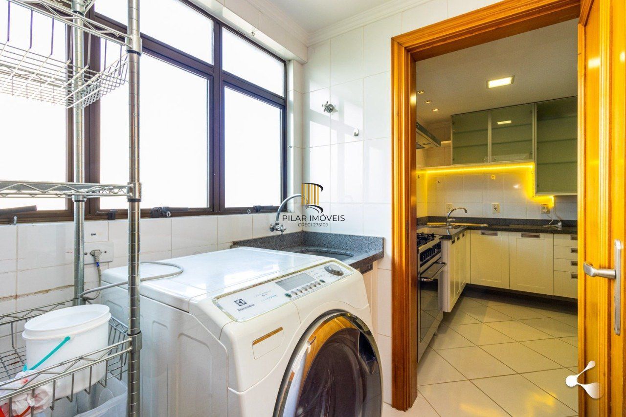 Espetacular Apto. semi mobiliado no bairro Rio Branco, Porto Alegre/RS, um por andar, 195m, andar alto, lareira, churrasqueira, 3 suites, 4 vagas
