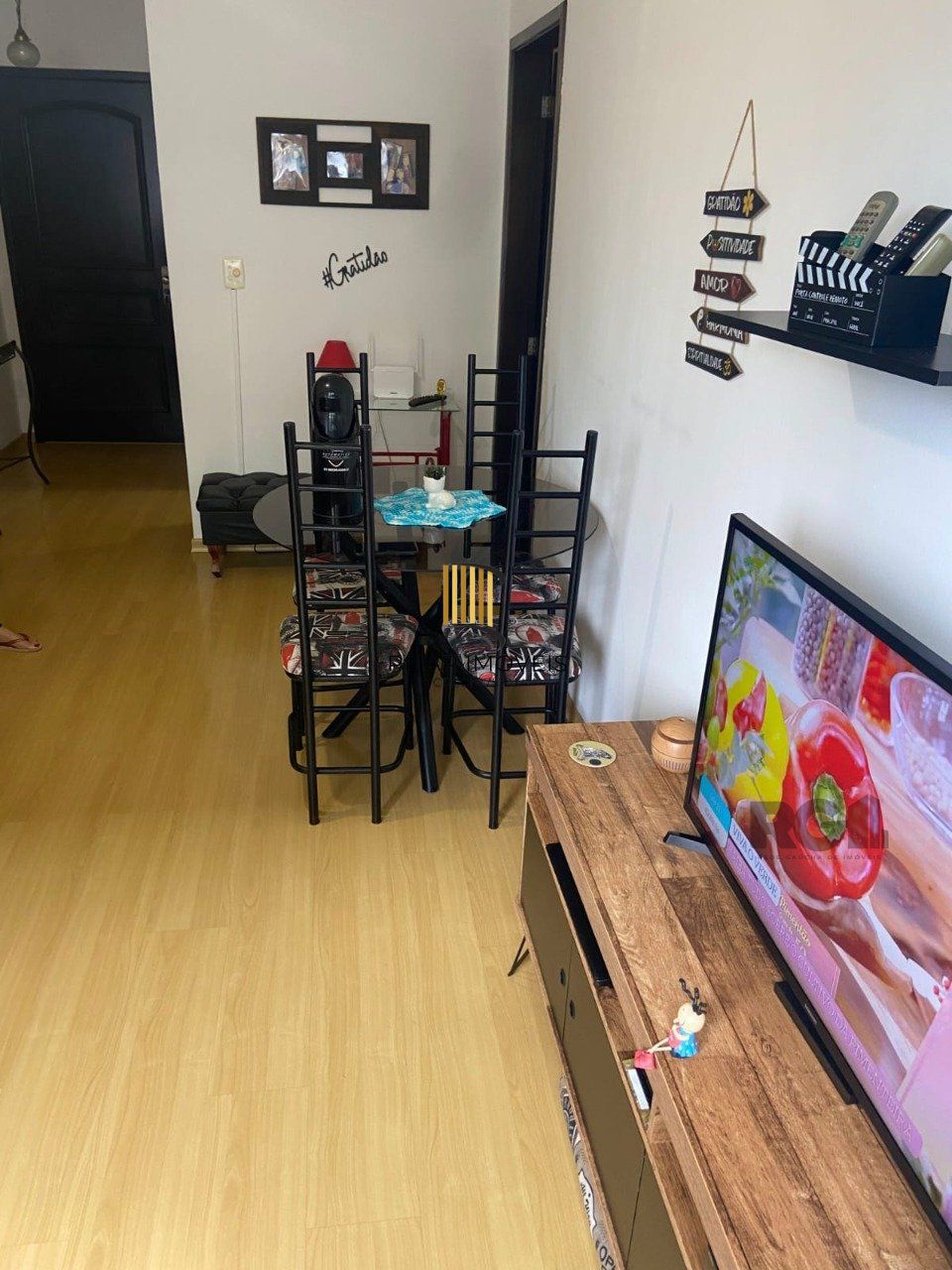 Apartamento de 2 dormitórios, sala, cozinha, banheiro, área de serviço com vaga de garagem escriturada e coberta