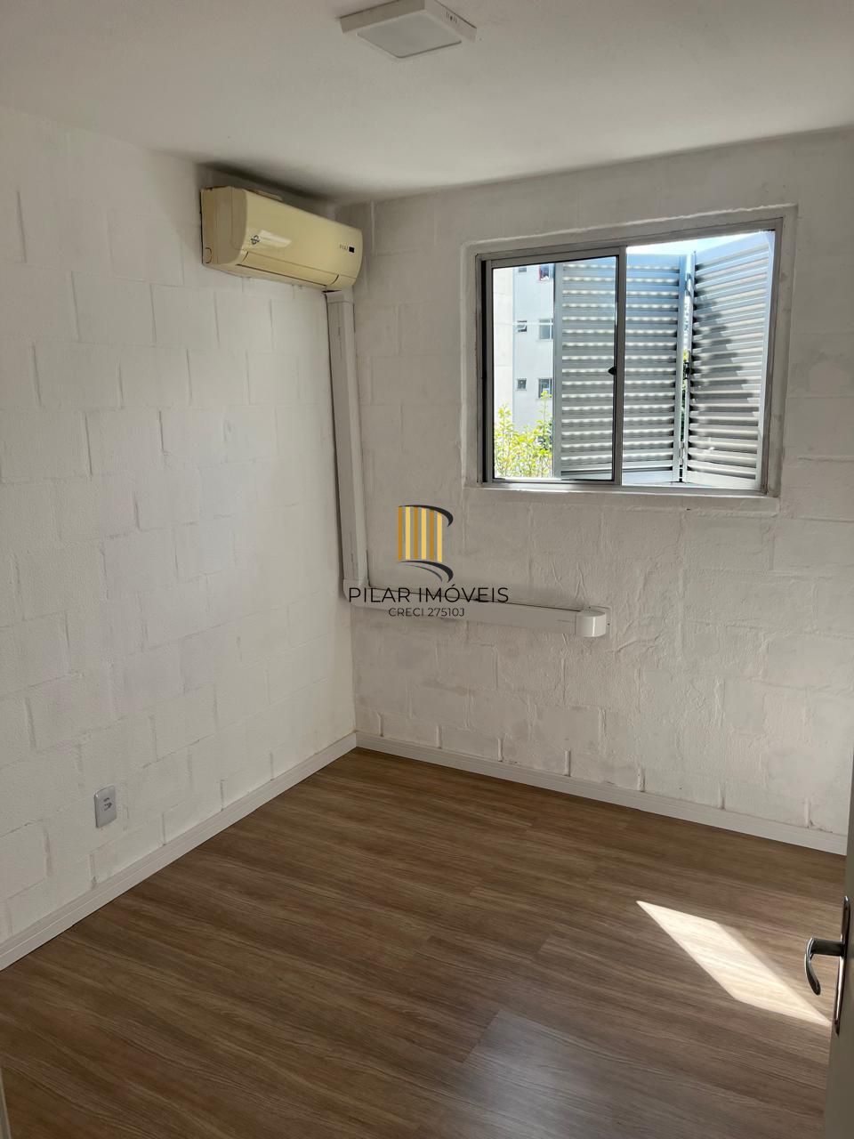 Apartamento com 02 quartos e 01 vaga no Bairro Rubem Berta
